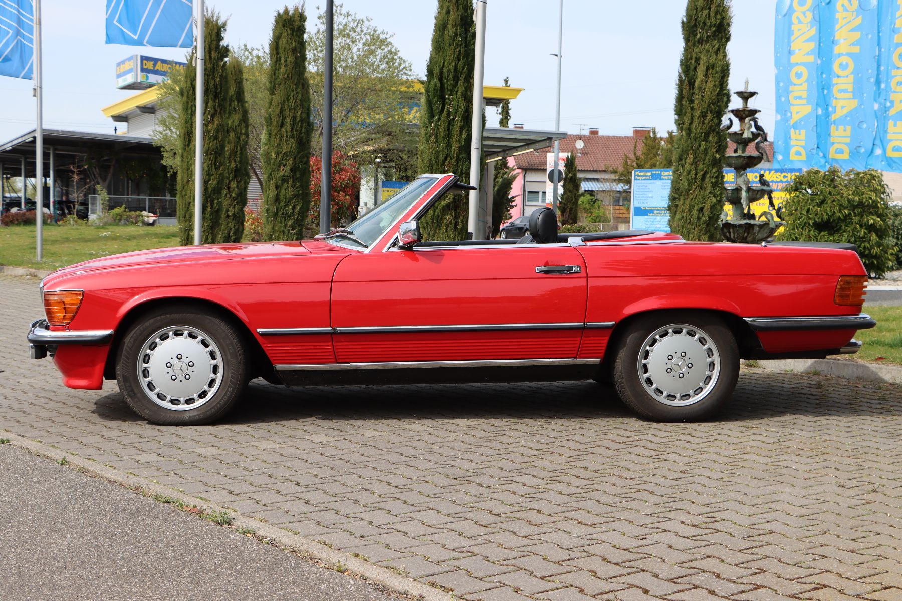 Detail d: Mercedes Benz 500 SL, Fahrgestellnummer: WDB1070461A040763, EZ 07/1988, Laufleistung ca. 126.775 km abgelesen, Automatikgetriebe, Farbkombination ...