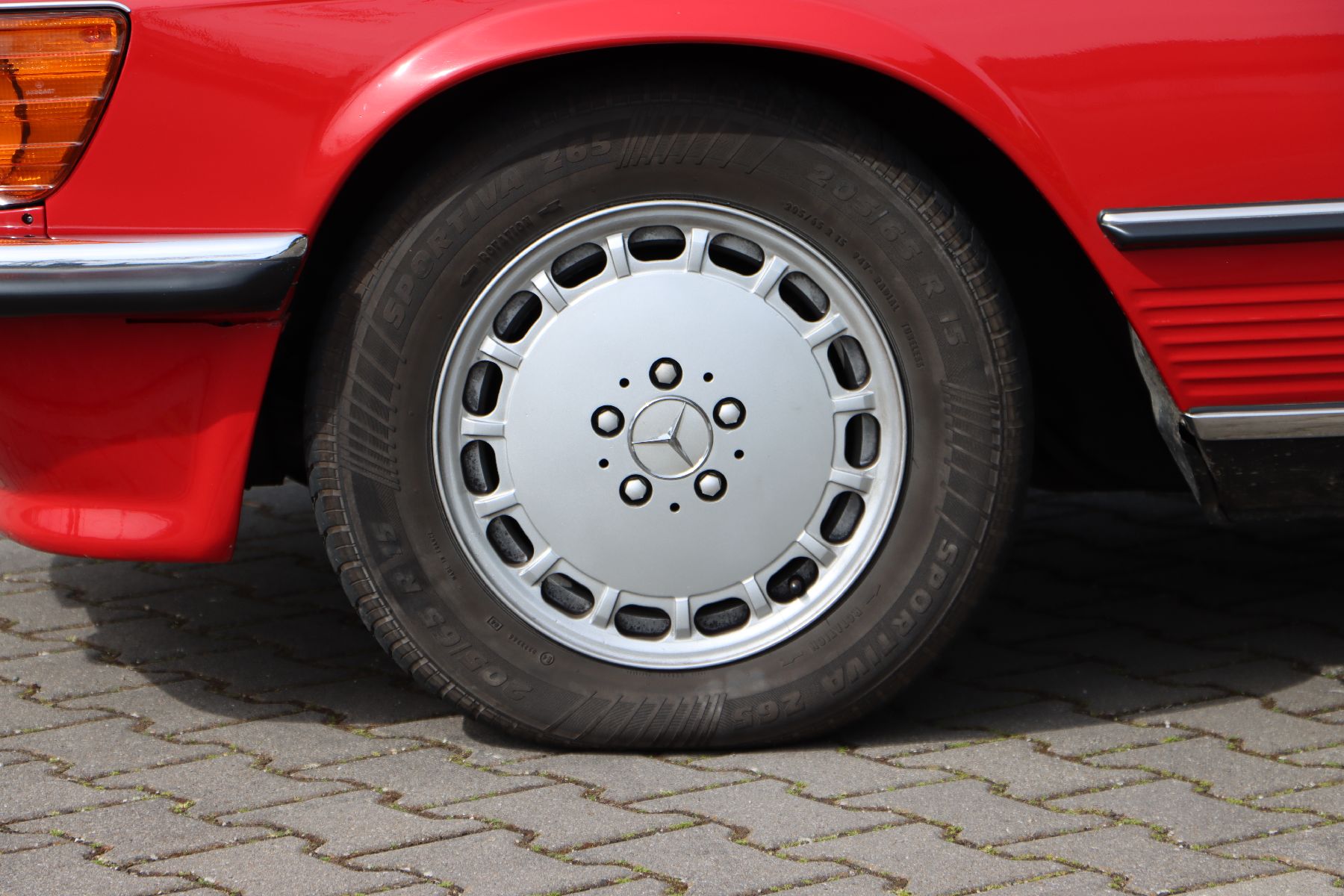 Detail e: Mercedes Benz 500 SL, Fahrgestellnummer: WDB1070461A040763, EZ 07/1988, Laufleistung ca. 126.775 km abgelesen, Automatikgetriebe, Farbkombination ...