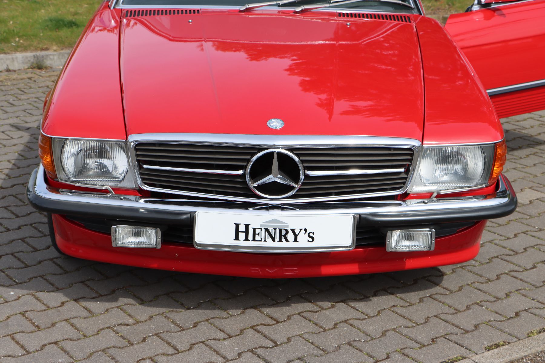 Detail h: Mercedes Benz 500 SL, Fahrgestellnummer: WDB1070461A040763, EZ 07/1988, Laufleistung ca. 126.775 km abgelesen, Automatikgetriebe, Farbkombination ...