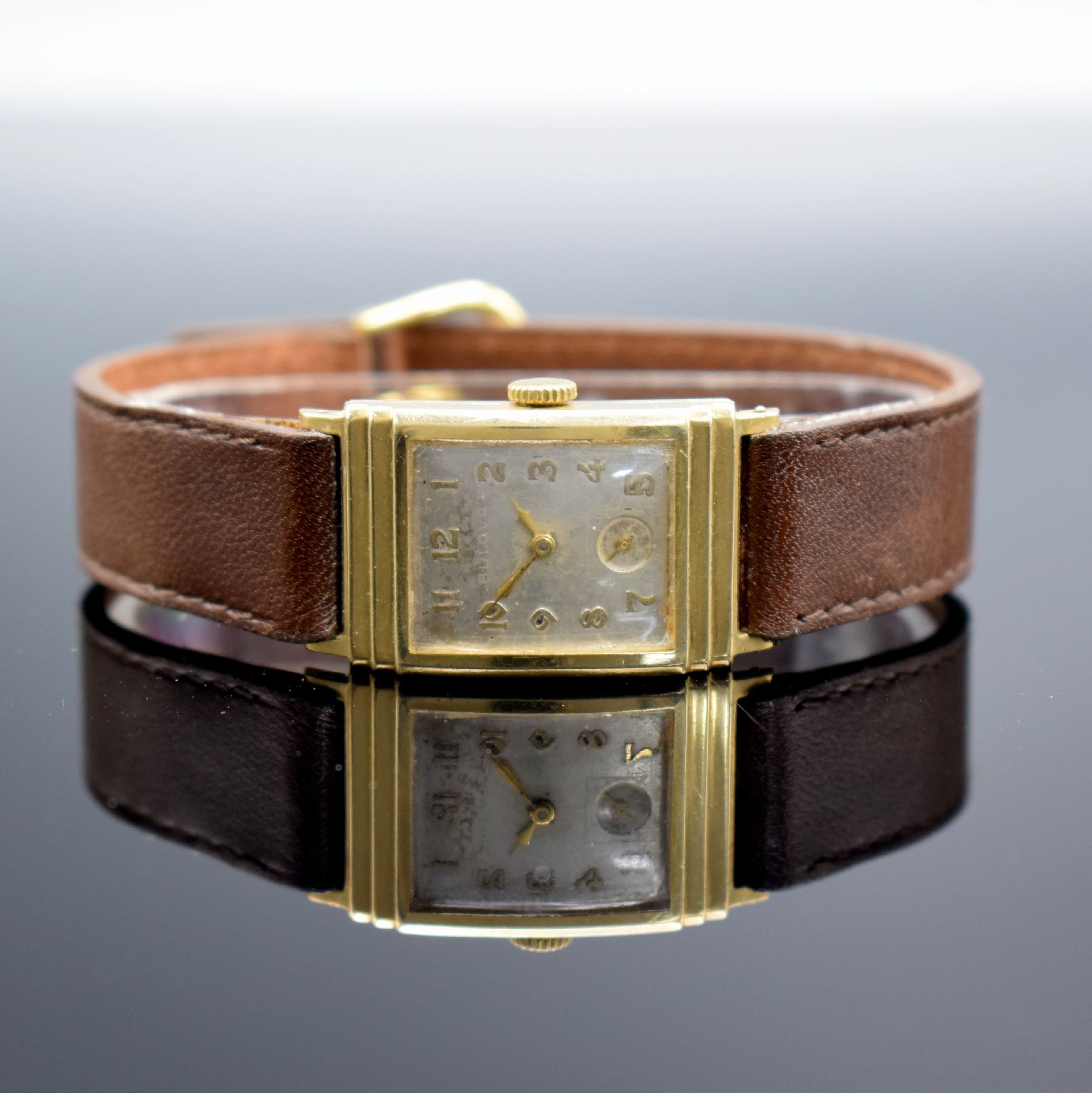 BULOVA Armbanduhr in GG 585/000, USA um 1941, Handaufzug, 2-teil. Gehäuse, Boden mit Monogramm gedr., silb. Zifferbl. altersbed. fl., aufges. gold. ...
