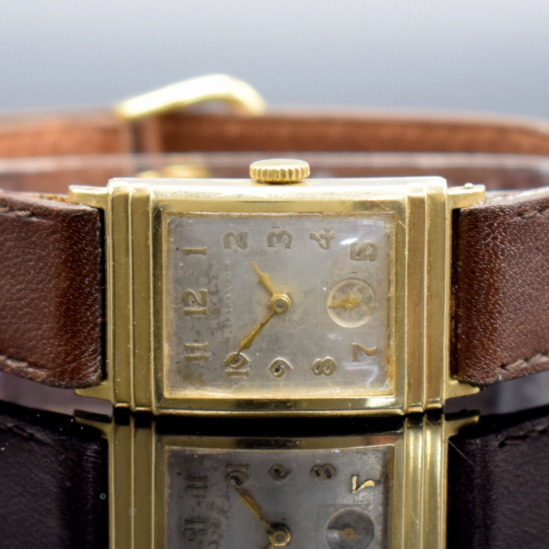 Detail a: BULOVA Armbanduhr in GG 585/000, USA um 1941, Handaufzug, 2-teil. Gehäuse, Boden mit Monogramm gedr., silb. Zifferbl. altersbed. fl., aufges. gold. ...