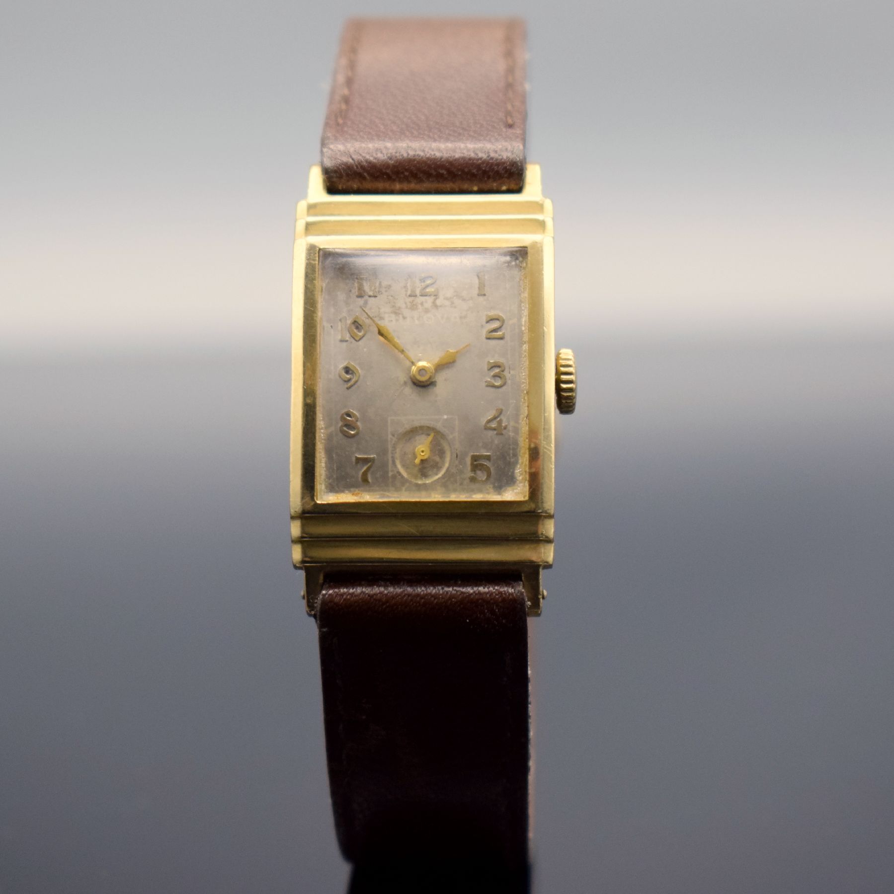 Detail b: BULOVA Armbanduhr in GG 585/000, USA um 1941, Handaufzug, 2-teil. Gehäuse, Boden mit Monogramm gedr., silb. Zifferbl. altersbed. fl., aufges. gold. ...