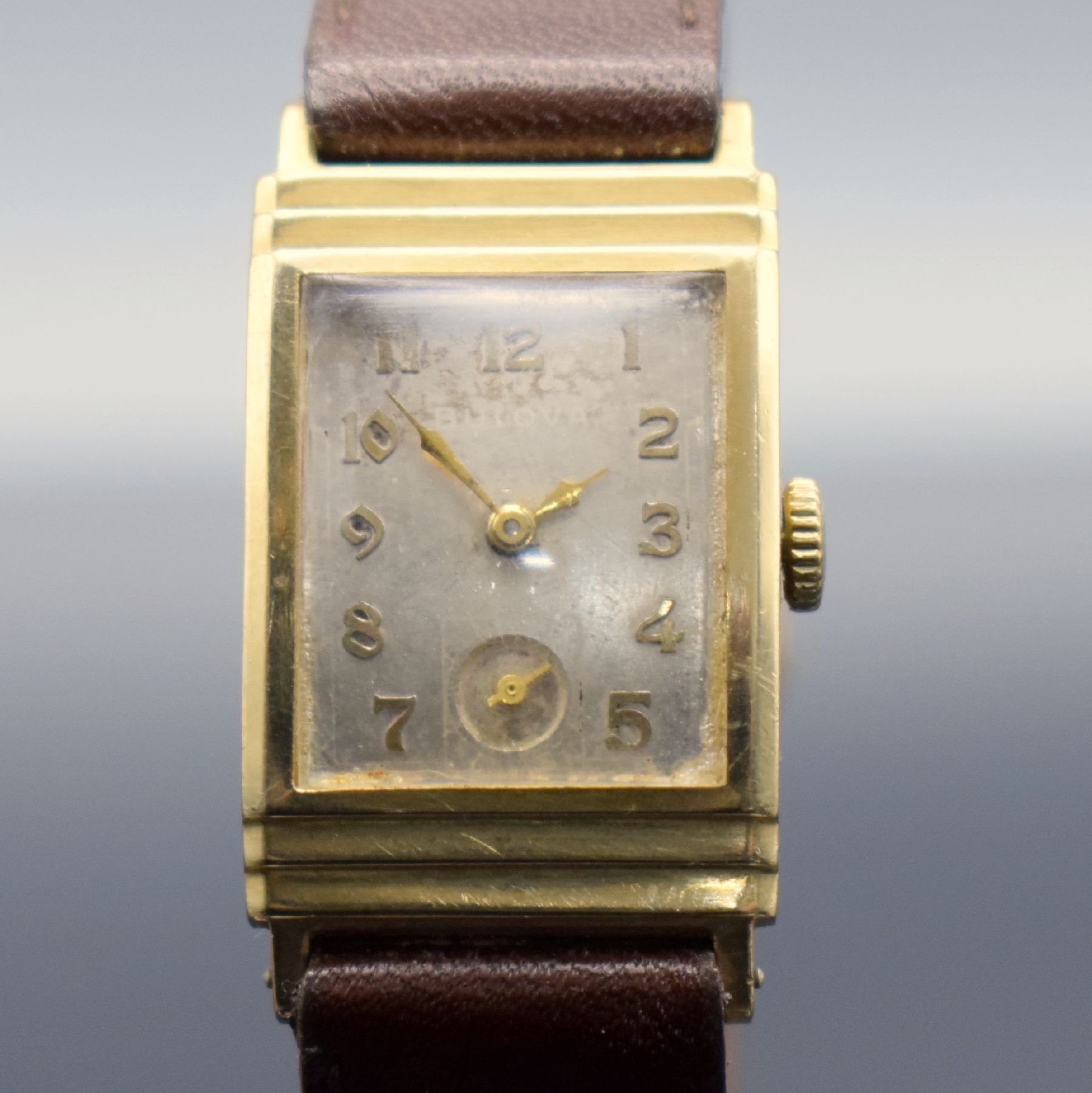 Detail c: BULOVA Armbanduhr in GG 585/000, USA um 1941, Handaufzug, 2-teil. Gehäuse, Boden mit Monogramm gedr., silb. Zifferbl. altersbed. fl., aufges. gold. ...