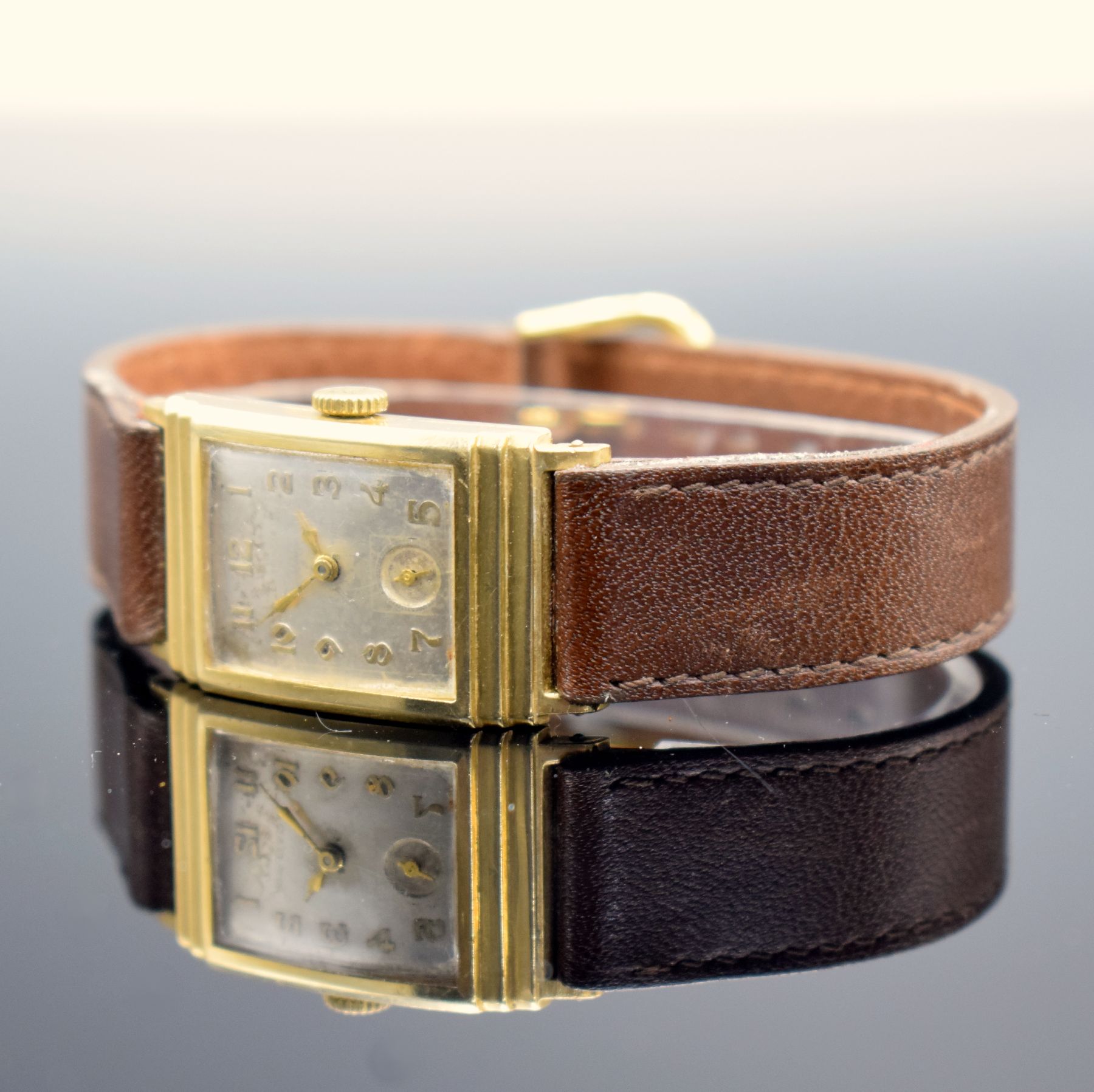 Detail d: BULOVA Armbanduhr in GG 585/000, USA um 1941, Handaufzug, 2-teil. Gehäuse, Boden mit Monogramm gedr., silb. Zifferbl. altersbed. fl., aufges. gold. ...