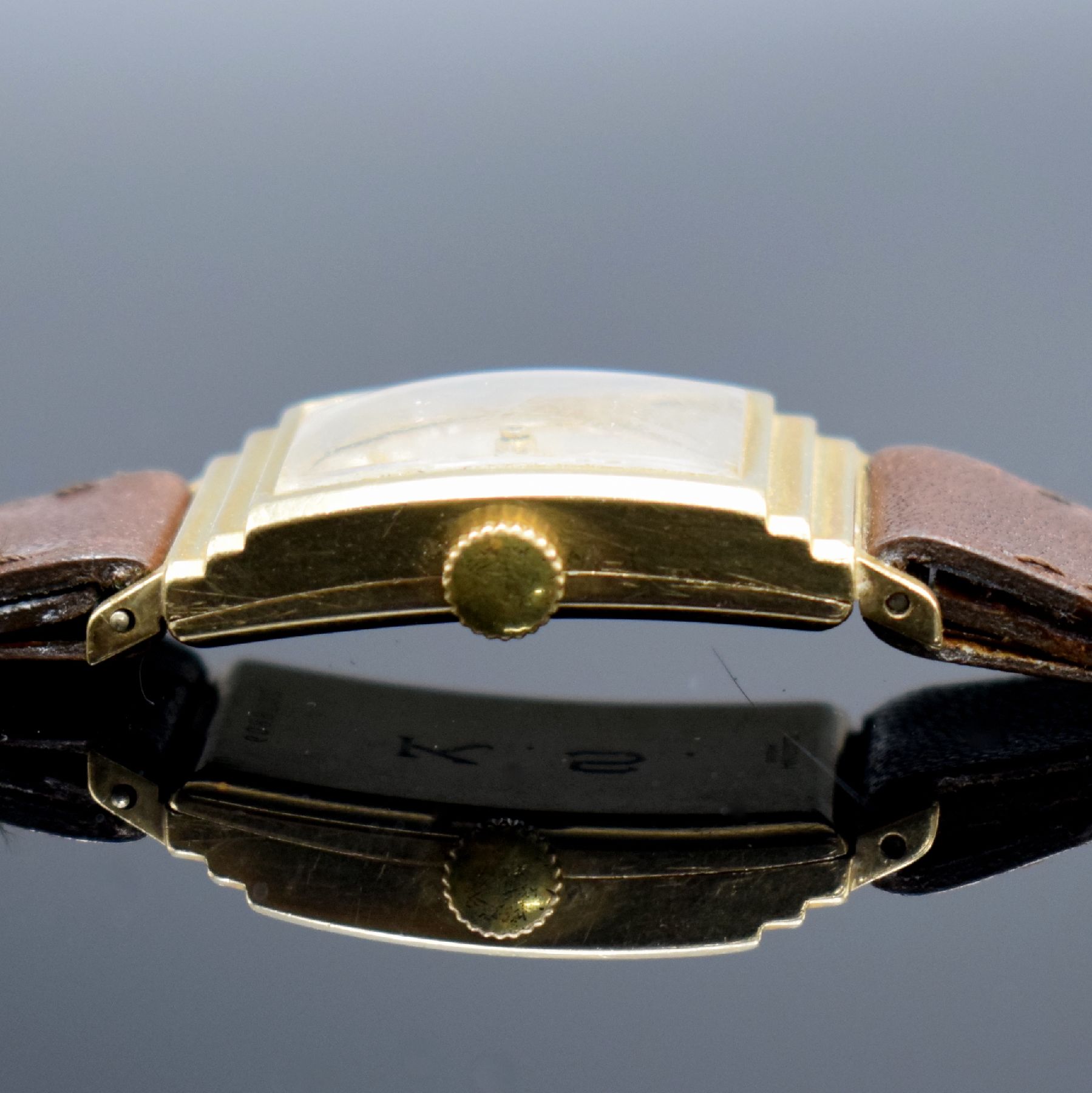 Detail e: BULOVA Armbanduhr in GG 585/000, USA um 1941, Handaufzug, 2-teil. Gehäuse, Boden mit Monogramm gedr., silb. Zifferbl. altersbed. fl., aufges. gold. ...