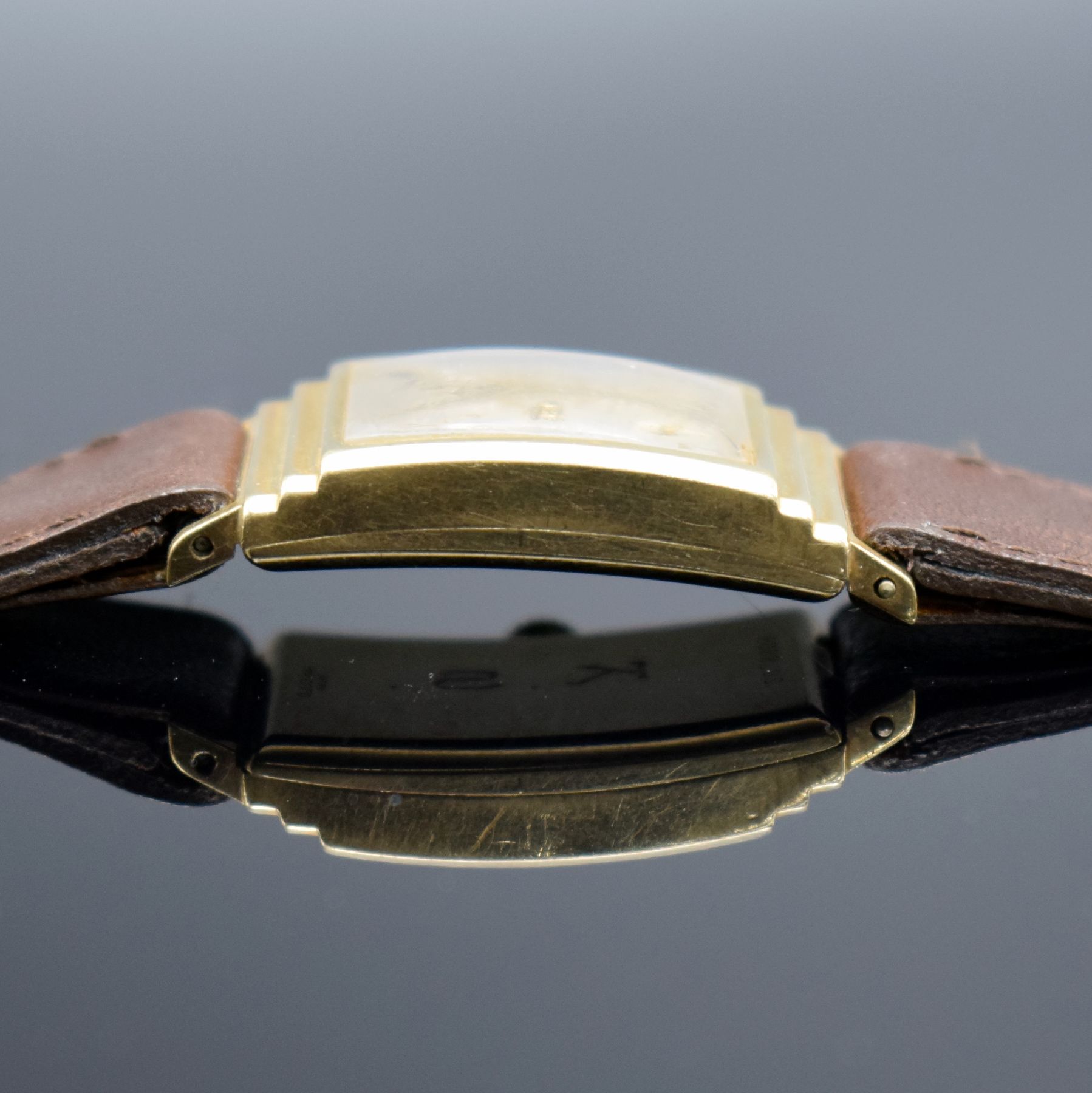 Detail f: BULOVA Armbanduhr in GG 585/000, USA um 1941, Handaufzug, 2-teil. Gehäuse, Boden mit Monogramm gedr., silb. Zifferbl. altersbed. fl., aufges. gold. ...
