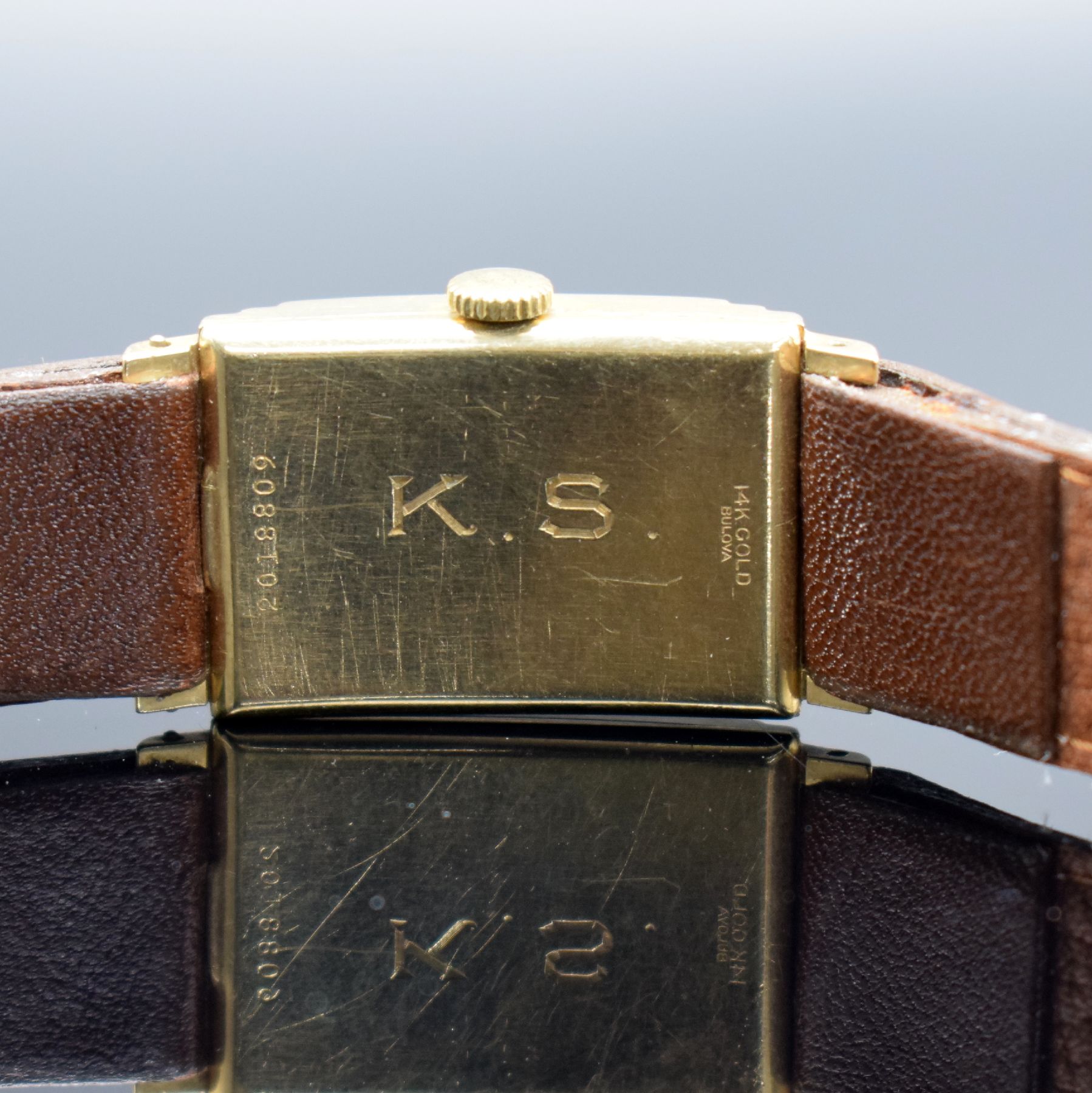 Detail g: BULOVA Armbanduhr in GG 585/000, USA um 1941, Handaufzug, 2-teil. Gehäuse, Boden mit Monogramm gedr., silb. Zifferbl. altersbed. fl., aufges. gold. ...