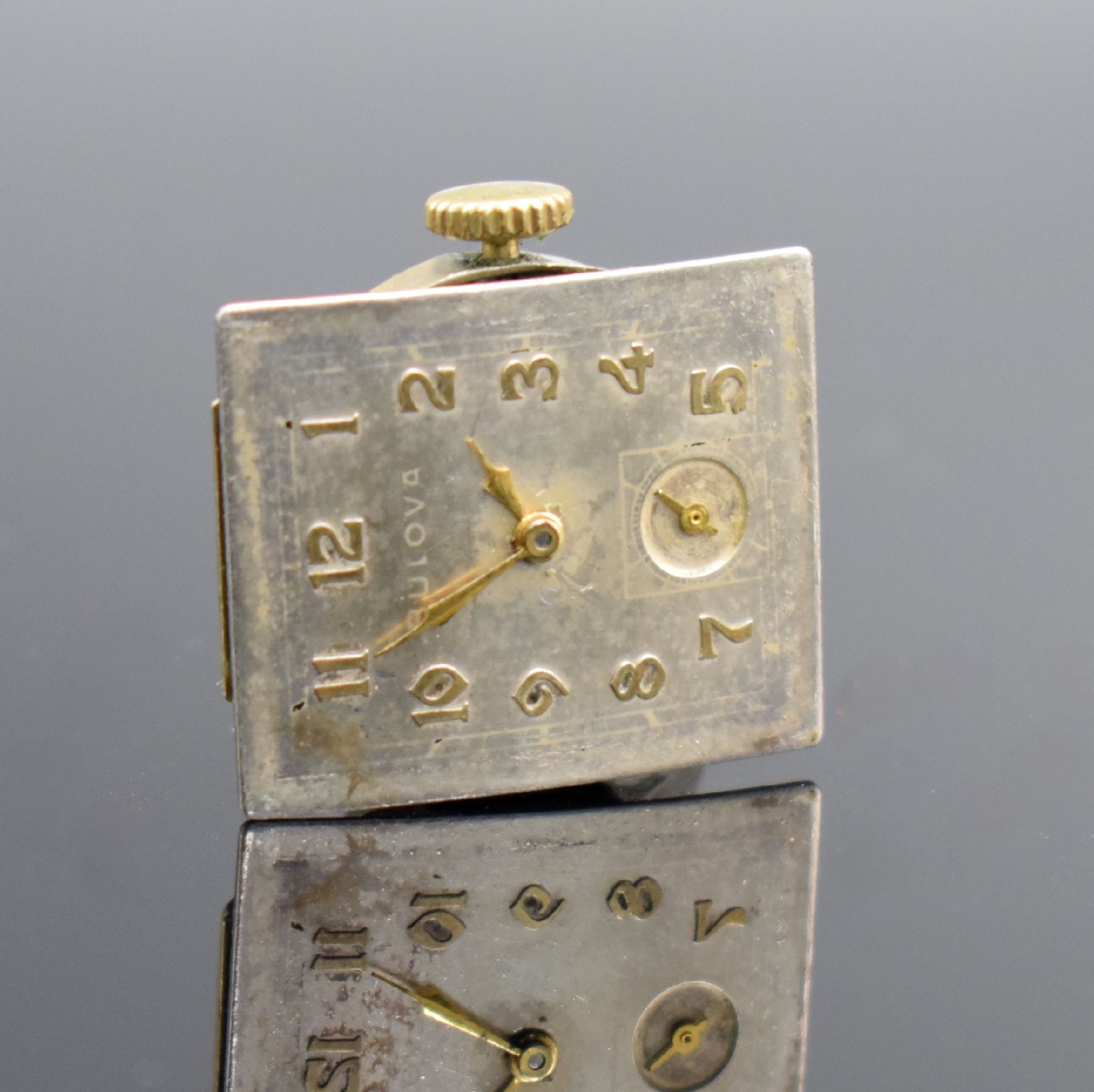 Detail h: BULOVA Armbanduhr in GG 585/000, USA um 1941, Handaufzug, 2-teil. Gehäuse, Boden mit Monogramm gedr., silb. Zifferbl. altersbed. fl., aufges. gold. ...