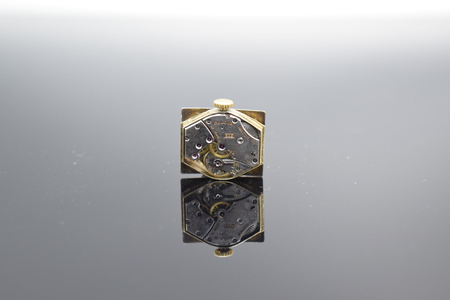 Detail i: BULOVA Armbanduhr in GG 585/000, USA um 1941, Handaufzug, 2-teil. Gehäuse, Boden mit Monogramm gedr., silb. Zifferbl. altersbed. fl., aufges. gold. ...