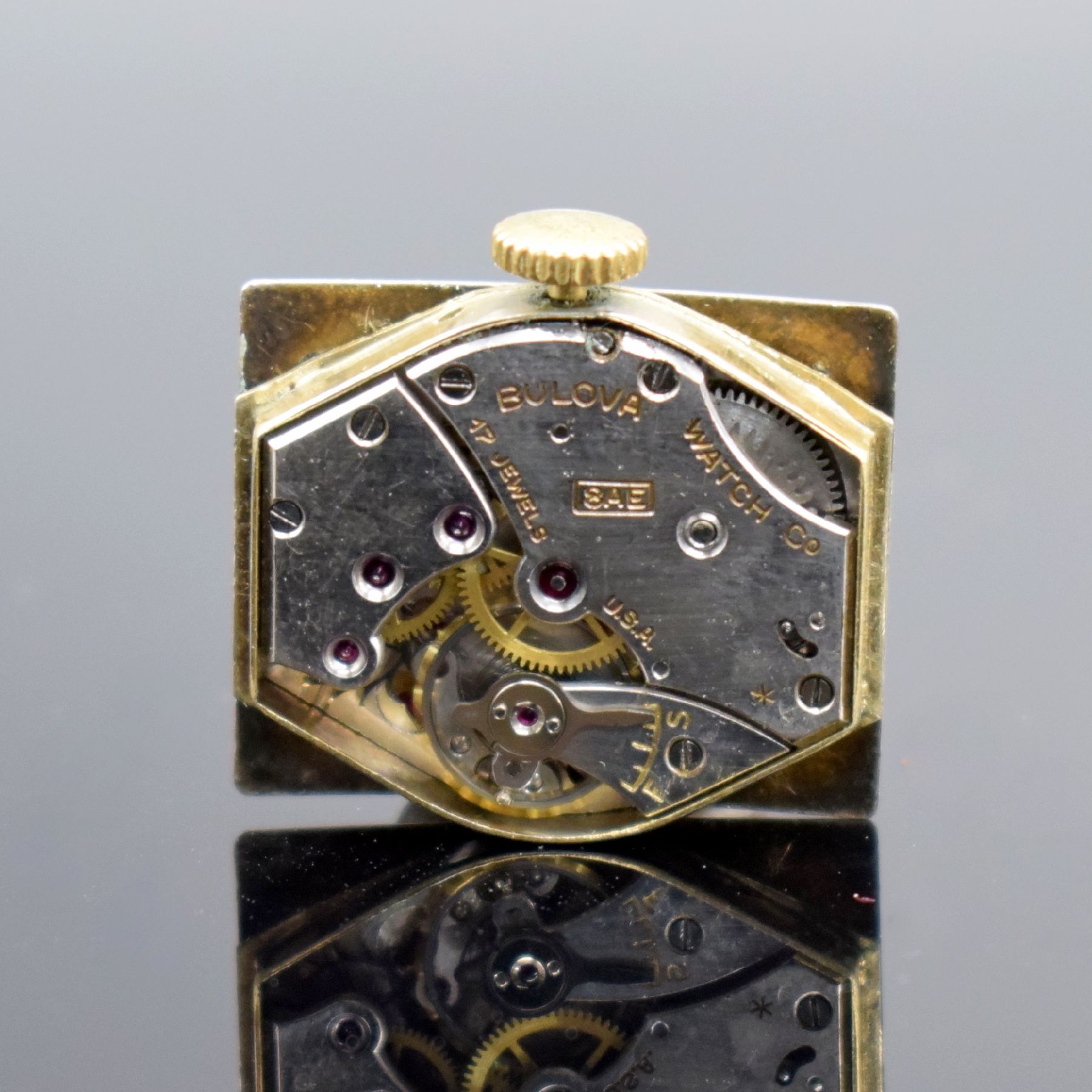 Detail j: BULOVA Armbanduhr in GG 585/000, USA um 1941, Handaufzug, 2-teil. Gehäuse, Boden mit Monogramm gedr., silb. Zifferbl. altersbed. fl., aufges. gold. ...