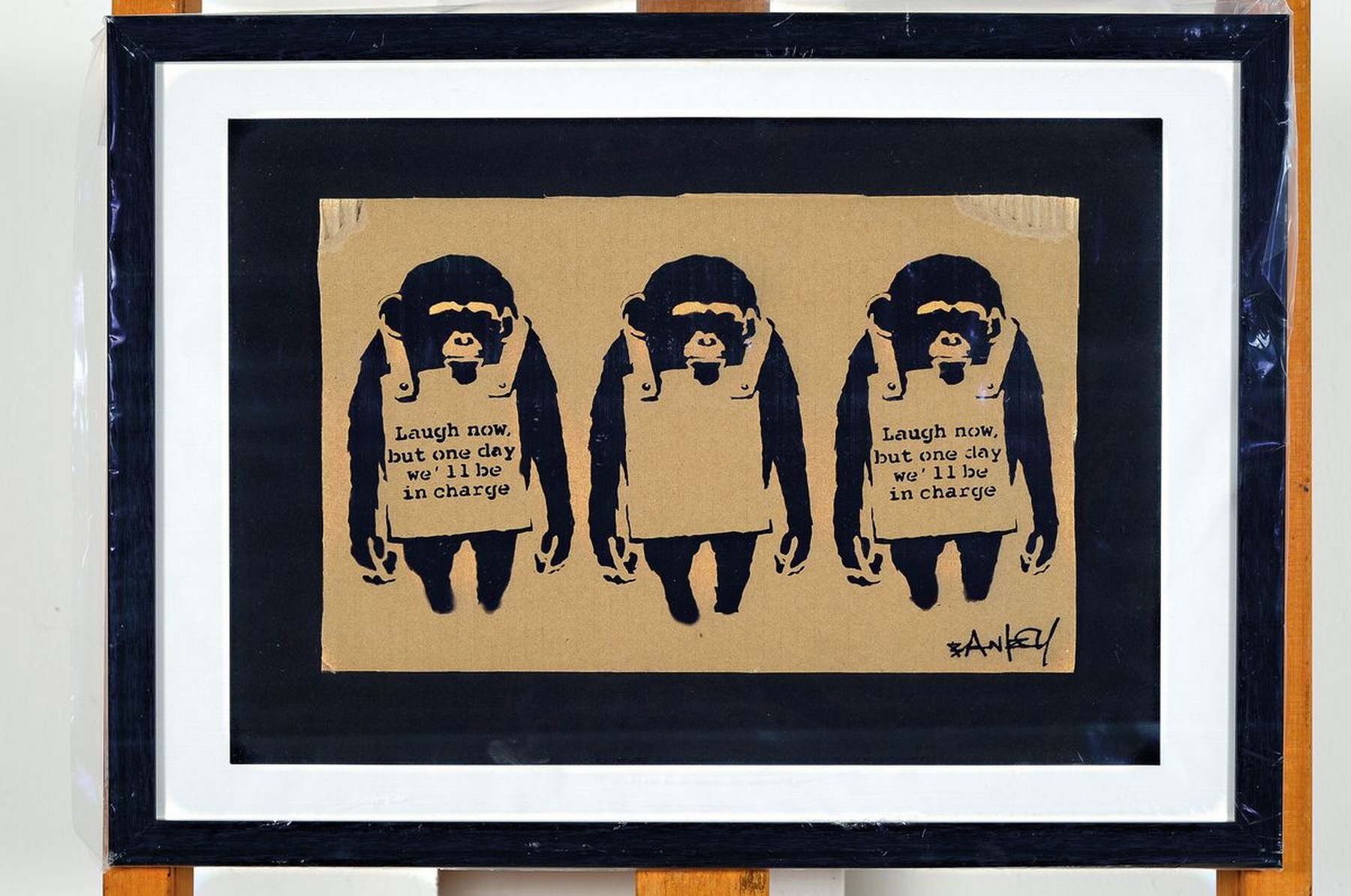 Detail k: Nach Banksy, britischer Street Art-Künstler,"Laugh now, but one day we'll be in charge", drei Affen, Schablonen-Graffiti auf ...