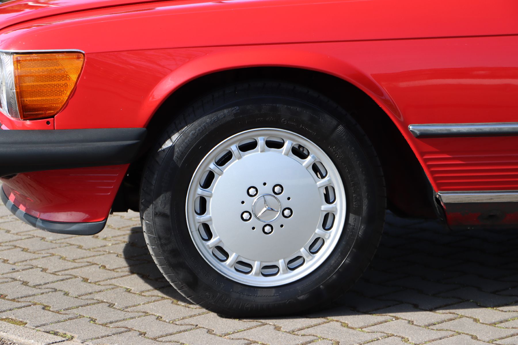 Detail e: Mercedes-Benz 560 SL, Fahrgestellnummer: WDBBA48D8HA062805, EZ 07/1987, Laufleistung ca. 122.600 miles abgelesen, HU bis 02/2023, 167 kW/227 PS, ...