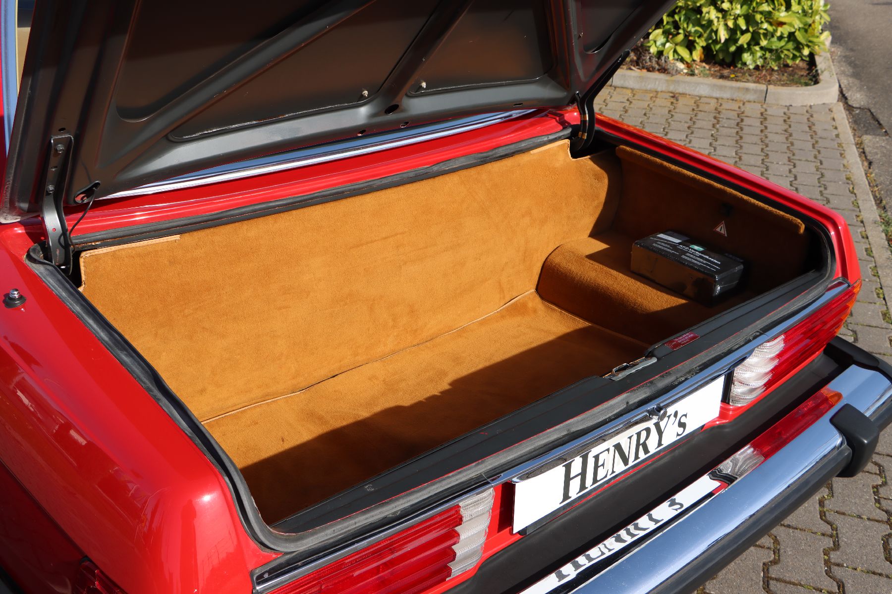 Detail i: Mercedes-Benz 560 SL, Fahrgestellnummer: WDBBA48D8HA062805, EZ 07/1987, Laufleistung ca. 122.600 miles abgelesen, HU bis 02/2023, 167 kW/227 PS, ...
