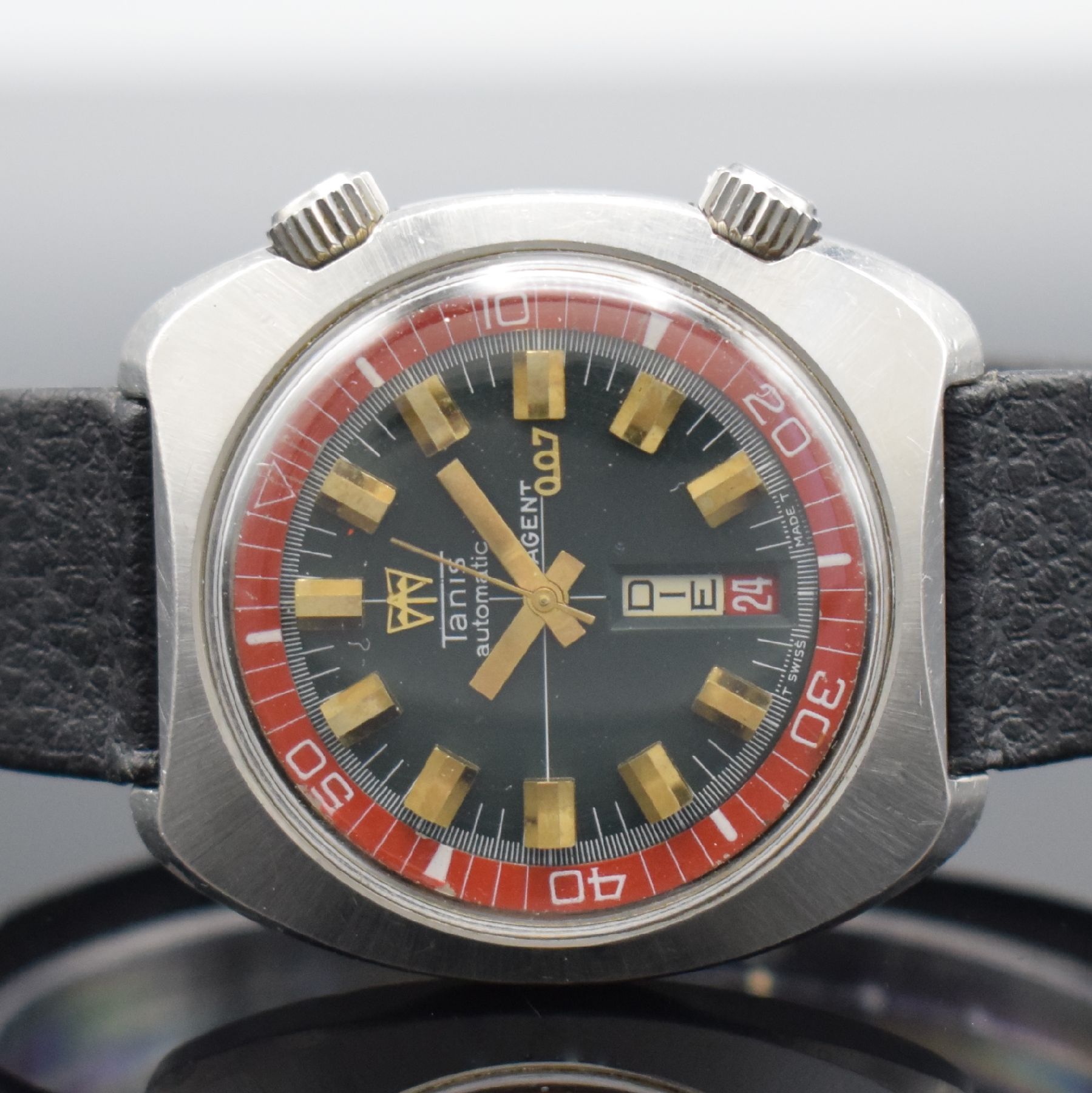 Detail b: TANIS Herrenarmbanduhr mit seltenem Zifferblatt bezeichnet Agent 007, Schweiz um 1970, Automatik, Edelstahlgeh., Stahlboden verschr., dunkelgraues ...