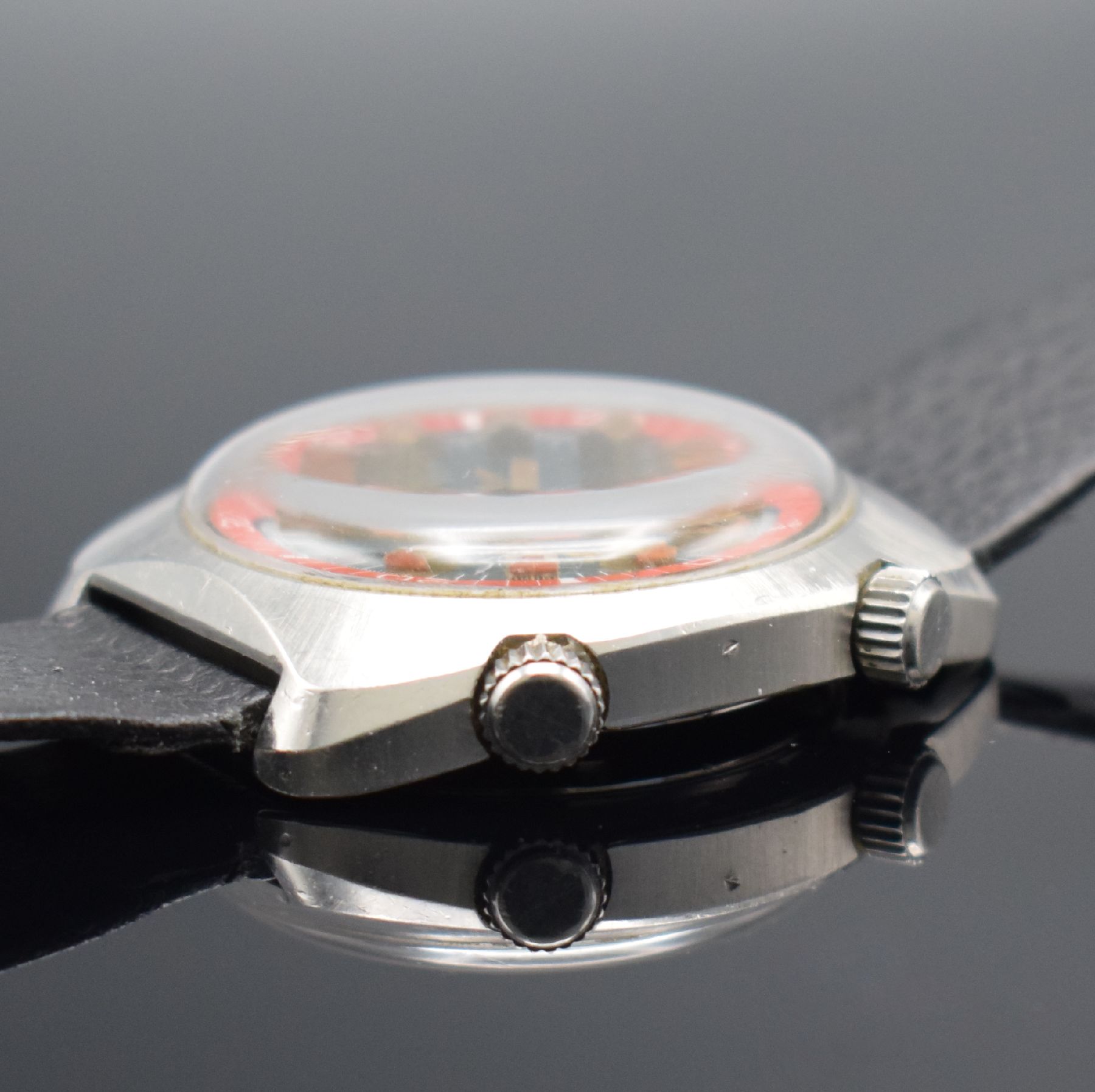 Detail c: TANIS Herrenarmbanduhr mit seltenem Zifferblatt bezeichnet Agent 007, Schweiz um 1970, Automatik, Edelstahlgeh., Stahlboden verschr., dunkelgraues ...