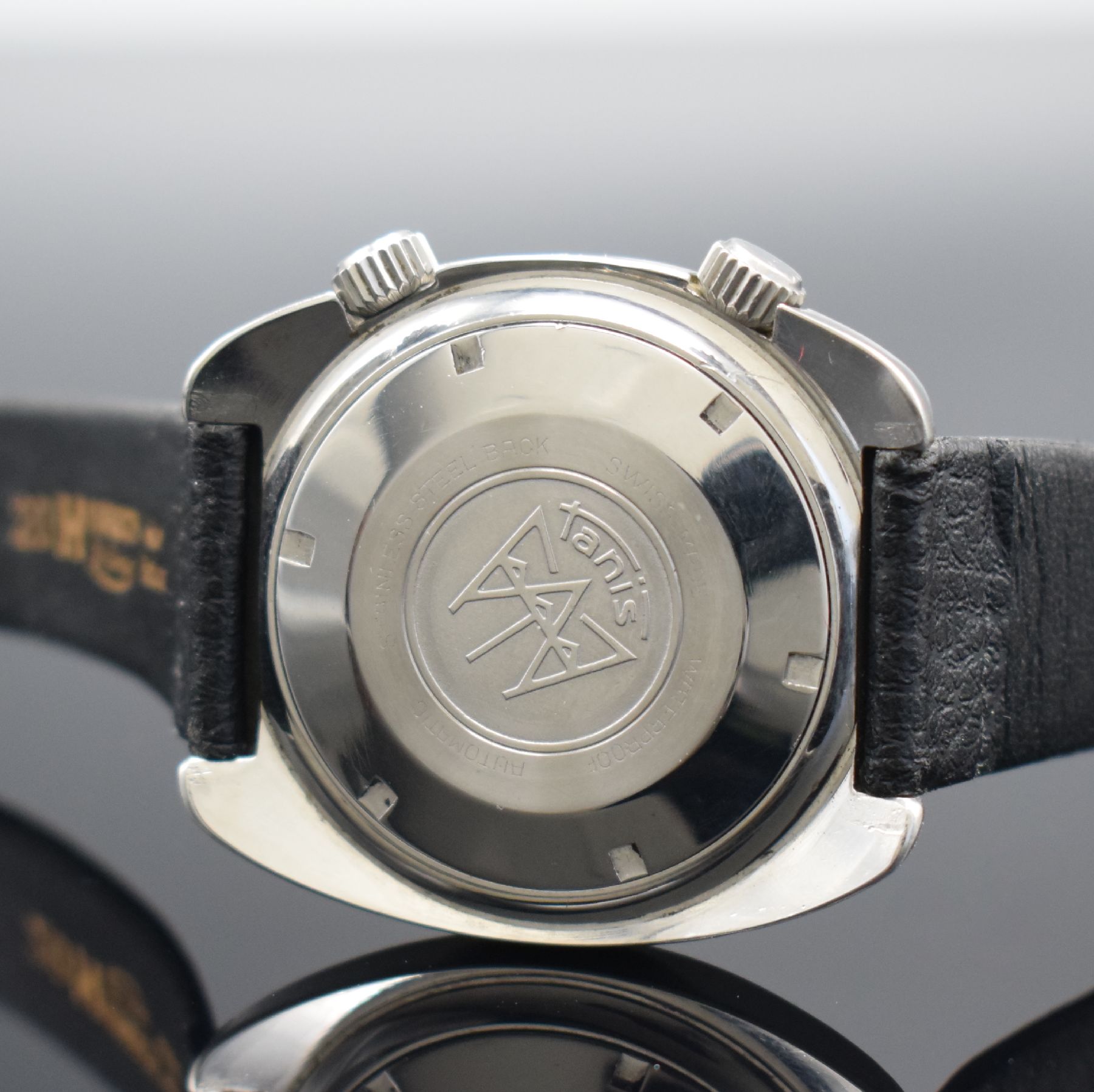 Detail d: TANIS Herrenarmbanduhr mit seltenem Zifferblatt bezeichnet Agent 007, Schweiz um 1970, Automatik, Edelstahlgeh., Stahlboden verschr., dunkelgraues ...