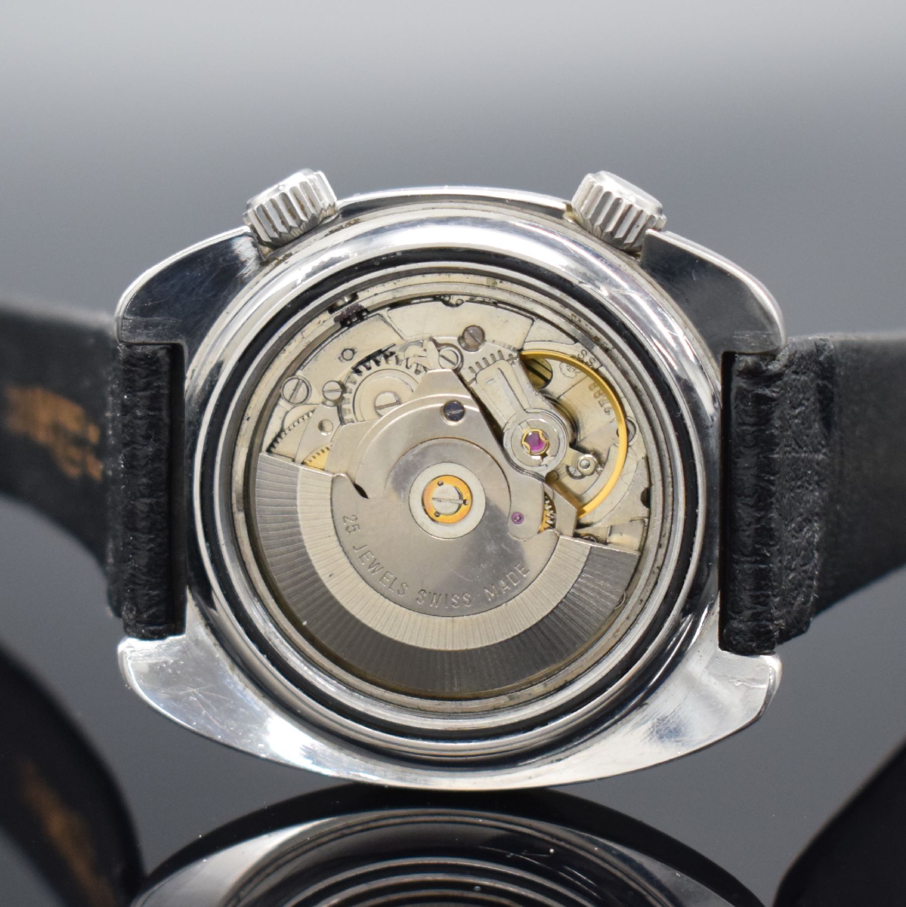 Detail e: TANIS Herrenarmbanduhr mit seltenem Zifferblatt bezeichnet Agent 007, Schweiz um 1970, Automatik, Edelstahlgeh., Stahlboden verschr., dunkelgraues ...