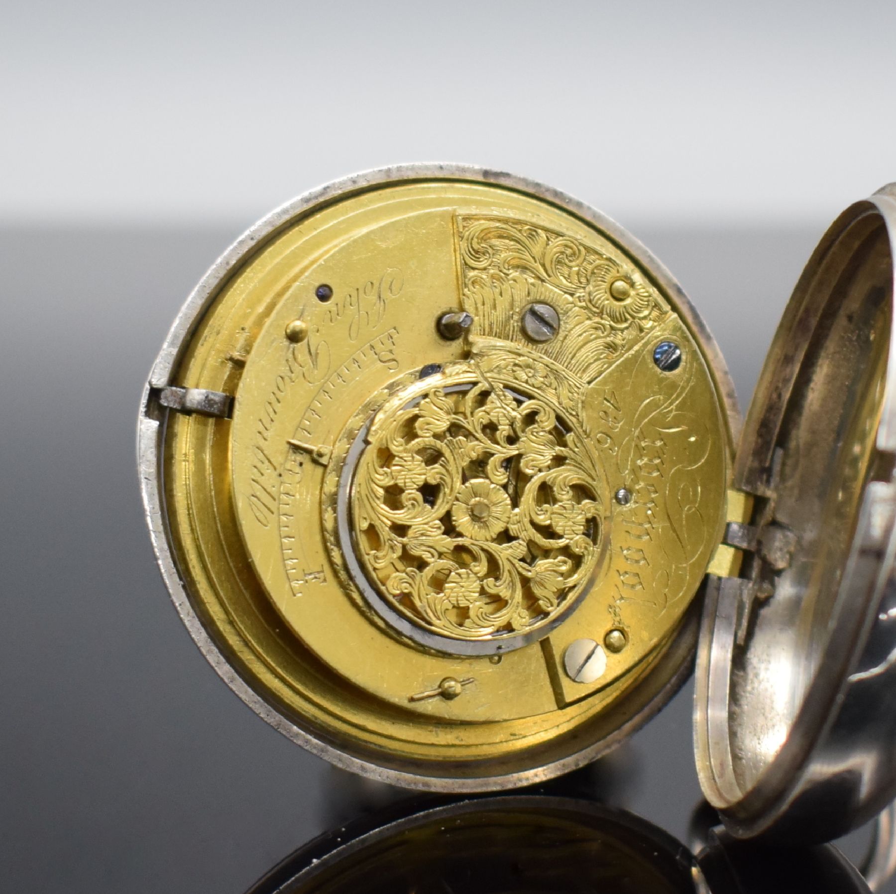 Detail e: John Brownbill offene Spindeltaschenuhr in Silber, England um 1830, glattes Geh. & Übergeh. l. dell., Emailzifferbl. m. röm. Zahlen, Windmühlen ...