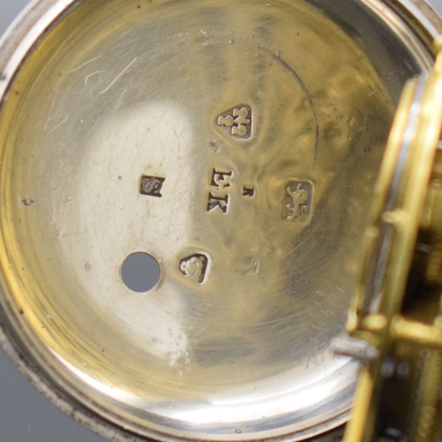Detail i: John Brownbill offene Spindeltaschenuhr in Silber, England um 1830, glattes Geh. & Übergeh. l. dell., Emailzifferbl. m. röm. Zahlen, Windmühlen ...