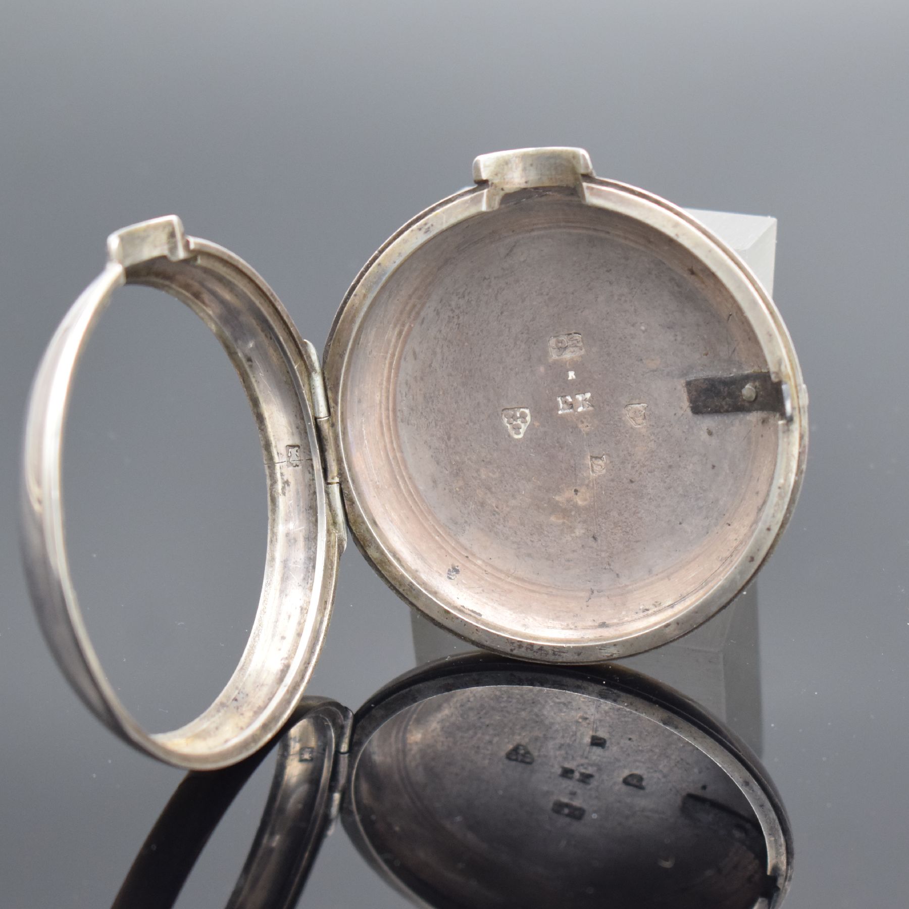 Detail j: John Brownbill offene Spindeltaschenuhr in Silber, England um 1830, glattes Geh. & Übergeh. l. dell., Emailzifferbl. m. röm. Zahlen, Windmühlen ...