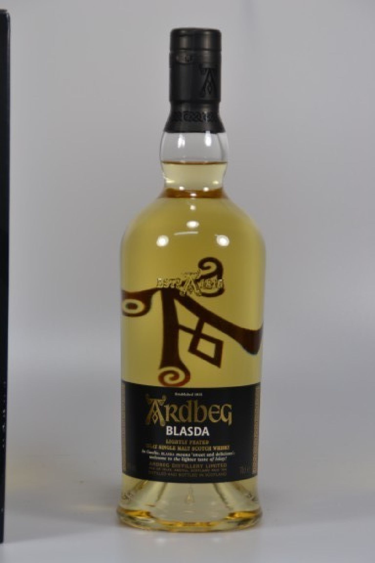 Detail a: 1 Flasche Ardbeg Islay Single Malt Scotch Whisky, Blasda lightly peated, limited release, 40% Vol.,70cl, orig. verkorkt und unverkostet, in orig. ...