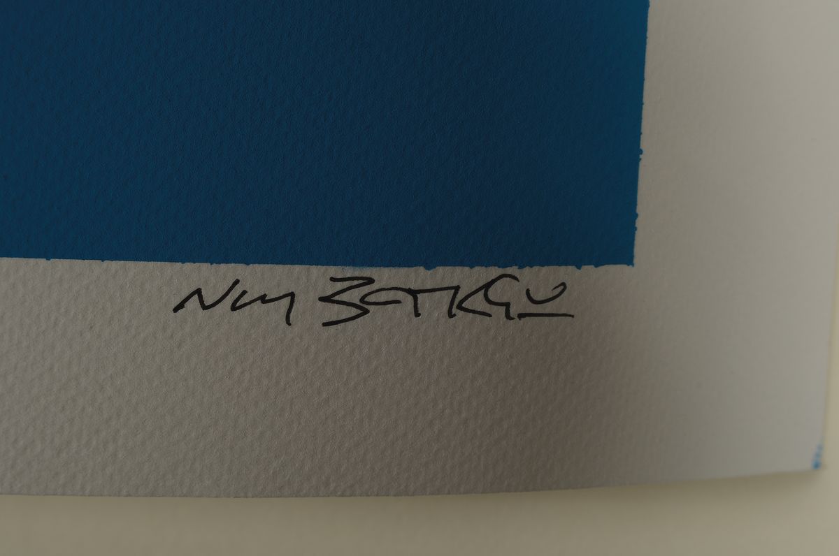 Detail a: NOT BANKSY, Ratte mit Sprühdose auf blauem Grund (2022), Ed. 5/5, schabloniert, Sprühfarbe/Papier (280g), handsigniert, mit Heavy Weaponry-Stempel, ...