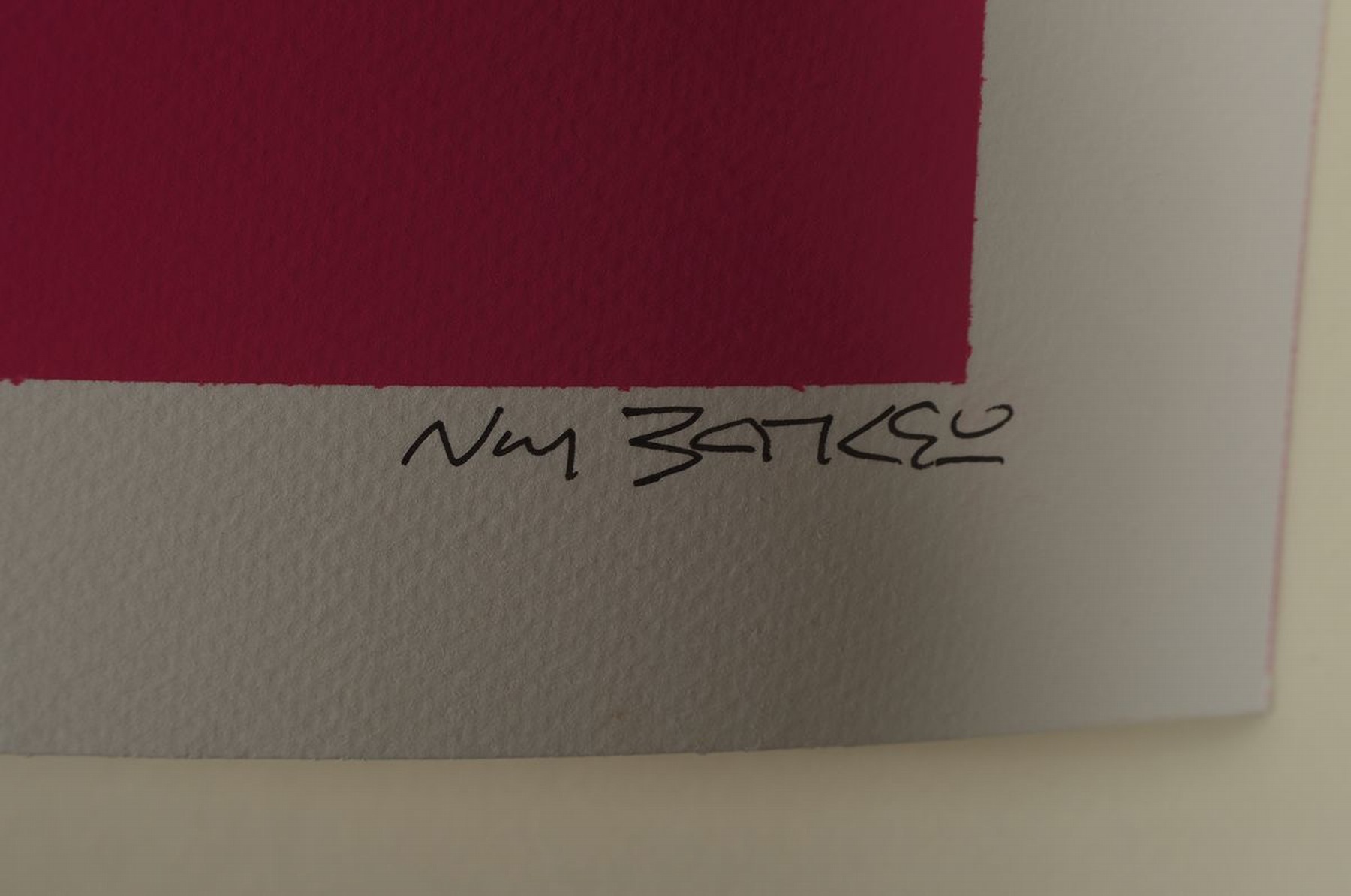Detail a: NOT BANKSY, Ratte mit Sprühdose auf Pinkem Grund (2022), Ed. 5/5, schabloniert, Sprühfarbe/Papier (280g), handsigniert, mit Heavy Weaponry-Stempel, ...