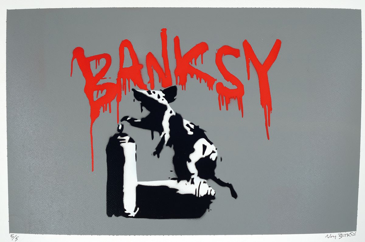 NOT BANKSY, Ratte mit Spraydose auf grauem Grund (2022), Ed. 5/5, schabloniert, Sprühfarbe/Papier (280g), handsigniert, mit Heavy Weaponry-Stempel, ...