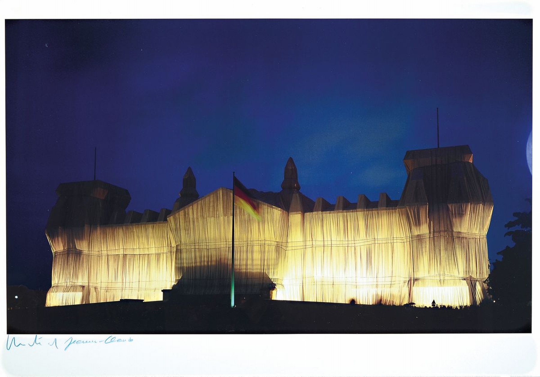 Christo, 1935 - 2000, verhüllter Reichstag Lot aus Offsetdruck/Kunstdruck auf Karton, handsigniert, Blattgröße 70 x 100 cm und riesigem original ...
