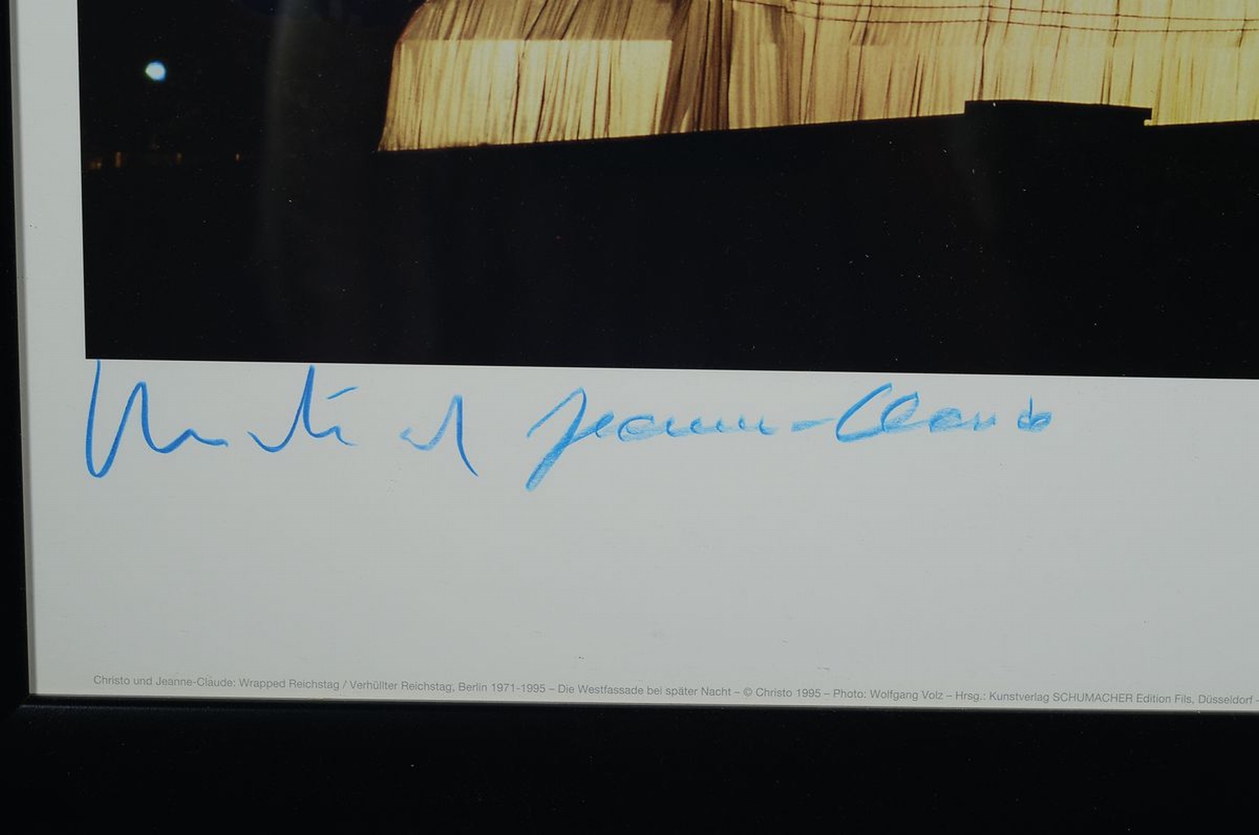 Detail a: Christo, 1935 - 2000, verhüllter Reichstag Lot aus Offsetdruck/Kunstdruck auf Karton, handsigniert, Blattgröße 70 x 100 cm und riesigem original ...