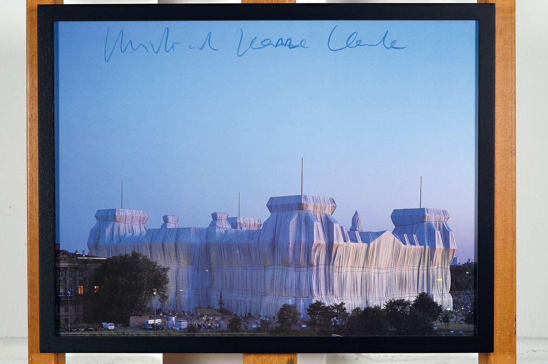 Detail k: Christo, 1935- 2000, verhüllter Reichstag, Offsetdruck auf Karton, handsigniert, Blattgr. 30 x 40 cm, R. 32 x 42 cm und kleines original Stoffstück ...