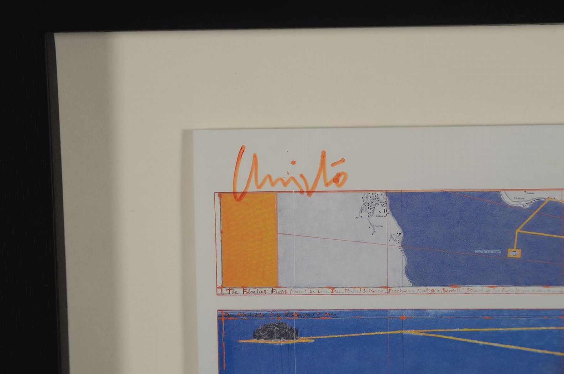 Detail b: Christo, 1935-2000, "The Floating Piers", Lot aus, a. Multiple, handsigniert, 13 x 17 cm, kl.Knickspur an einer Ecke, R. 20.5 x 28 cm und ...