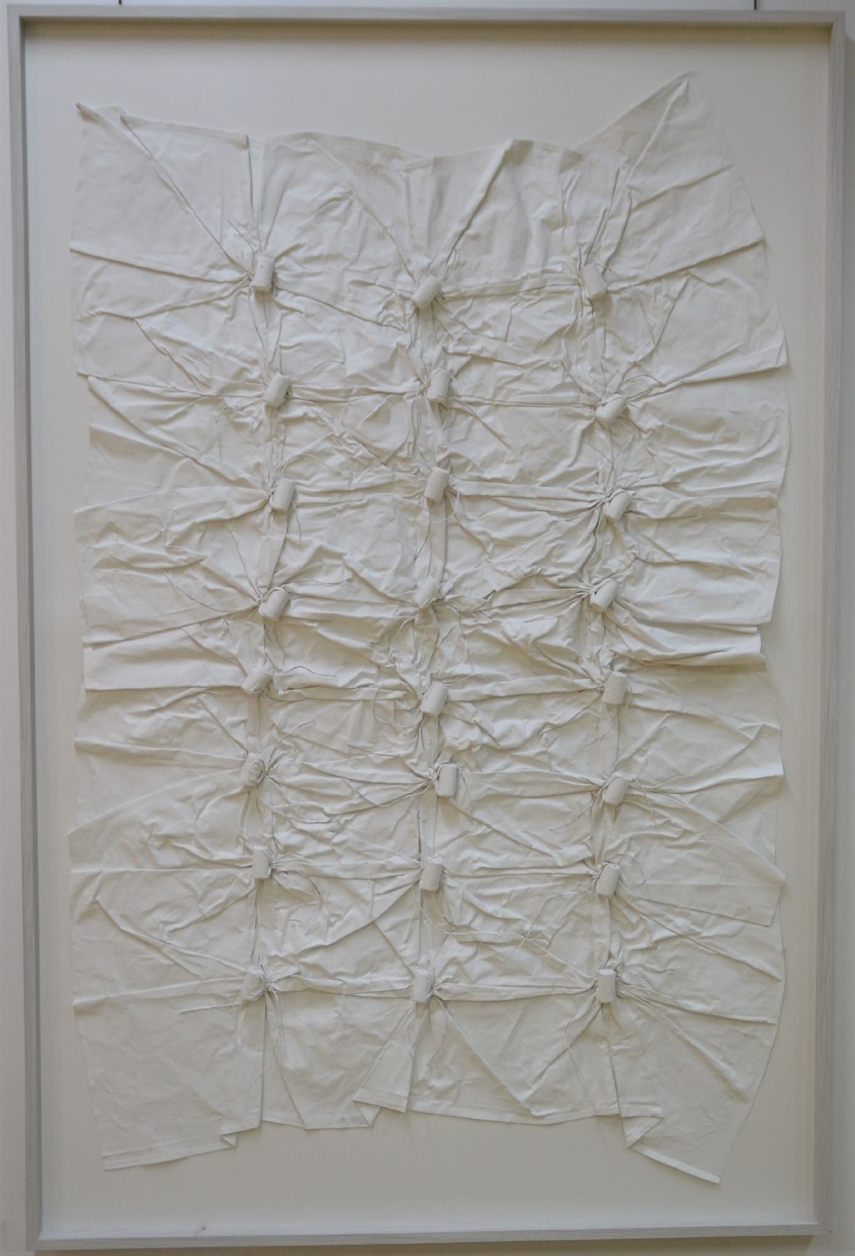 Herbert Zangs, 1924 - 2003, Unikat, "Knüpfung 24 Korken 76", Material: 24 Korken/Leinwand, Schnur, weiße Acrylfarbe, aus 1976, unten ...