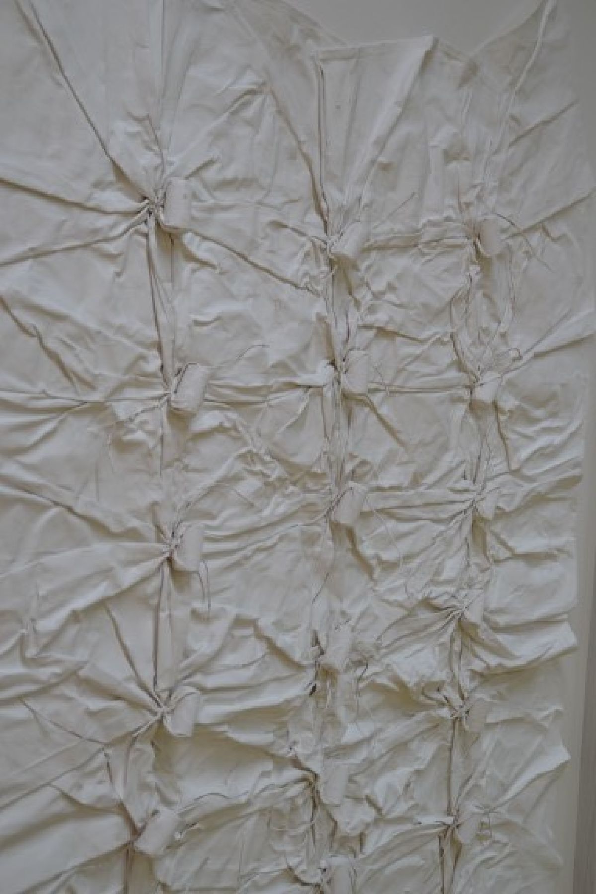 Detail b: Herbert Zangs, 1924 - 2003, Unikat, "Knüpfung 24 Korken 76", Material: 24 Korken/Leinwand, Schnur, weiße Acrylfarbe, aus 1976, unten ...