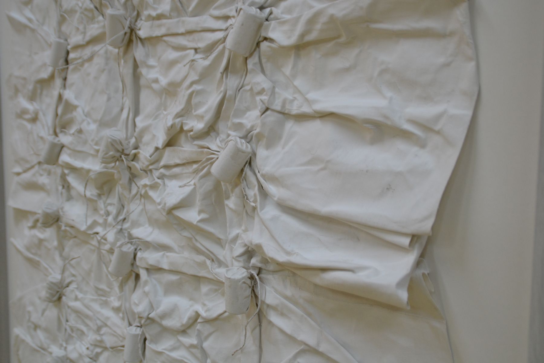 Detail d: Herbert Zangs, 1924 - 2003, Unikat, "Knüpfung 24 Korken 76", Material: 24 Korken/Leinwand, Schnur, weiße Acrylfarbe, aus 1976, unten ...