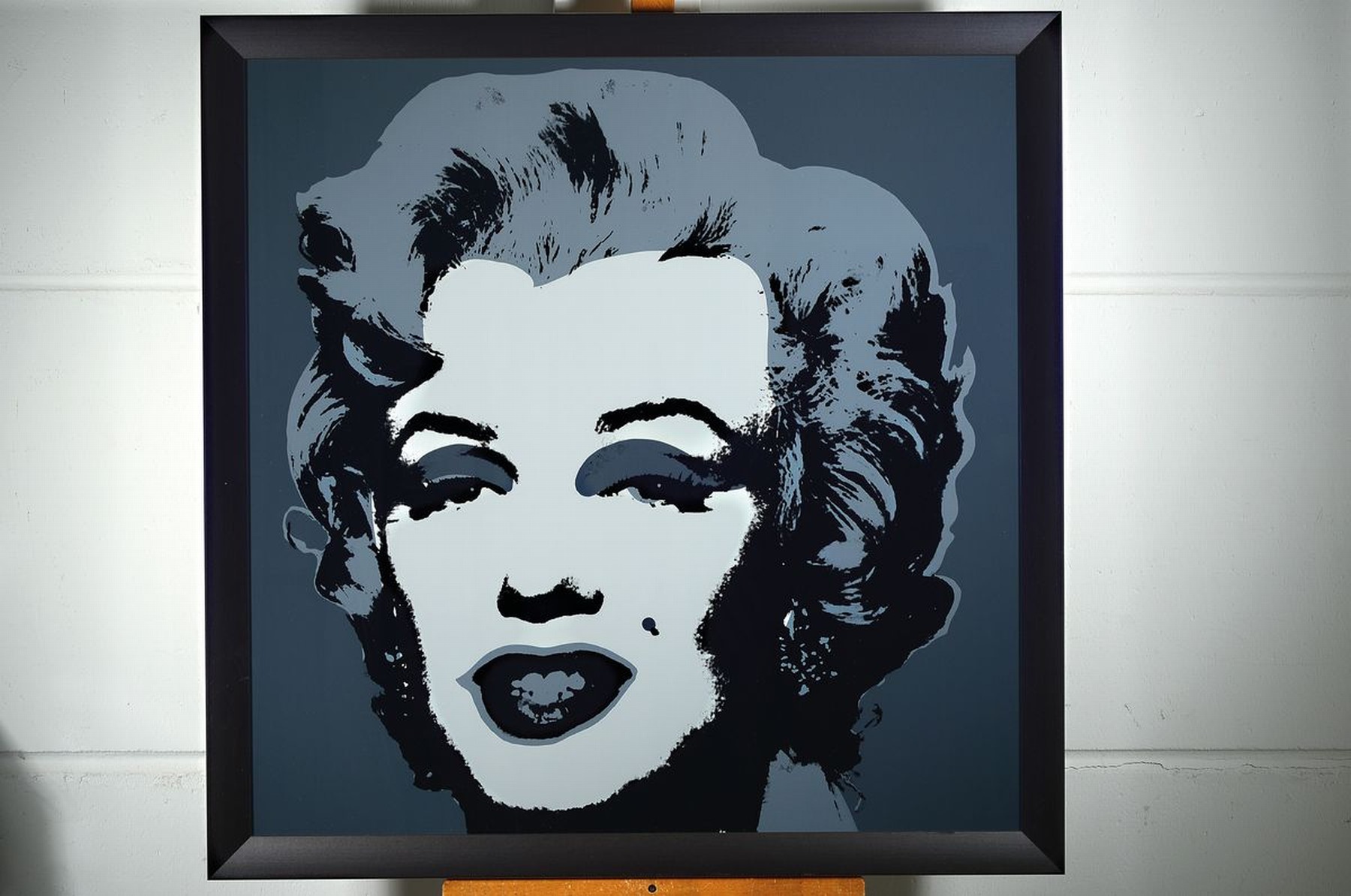 Detail k: Nach Andy Warhol, Siebdruck auf festen Karton, Marilyn Monroe, Hrsg. Sunday B. Morning, rückseitig mit Stempel des Hrsg. und dem Zusatz "Fill ...