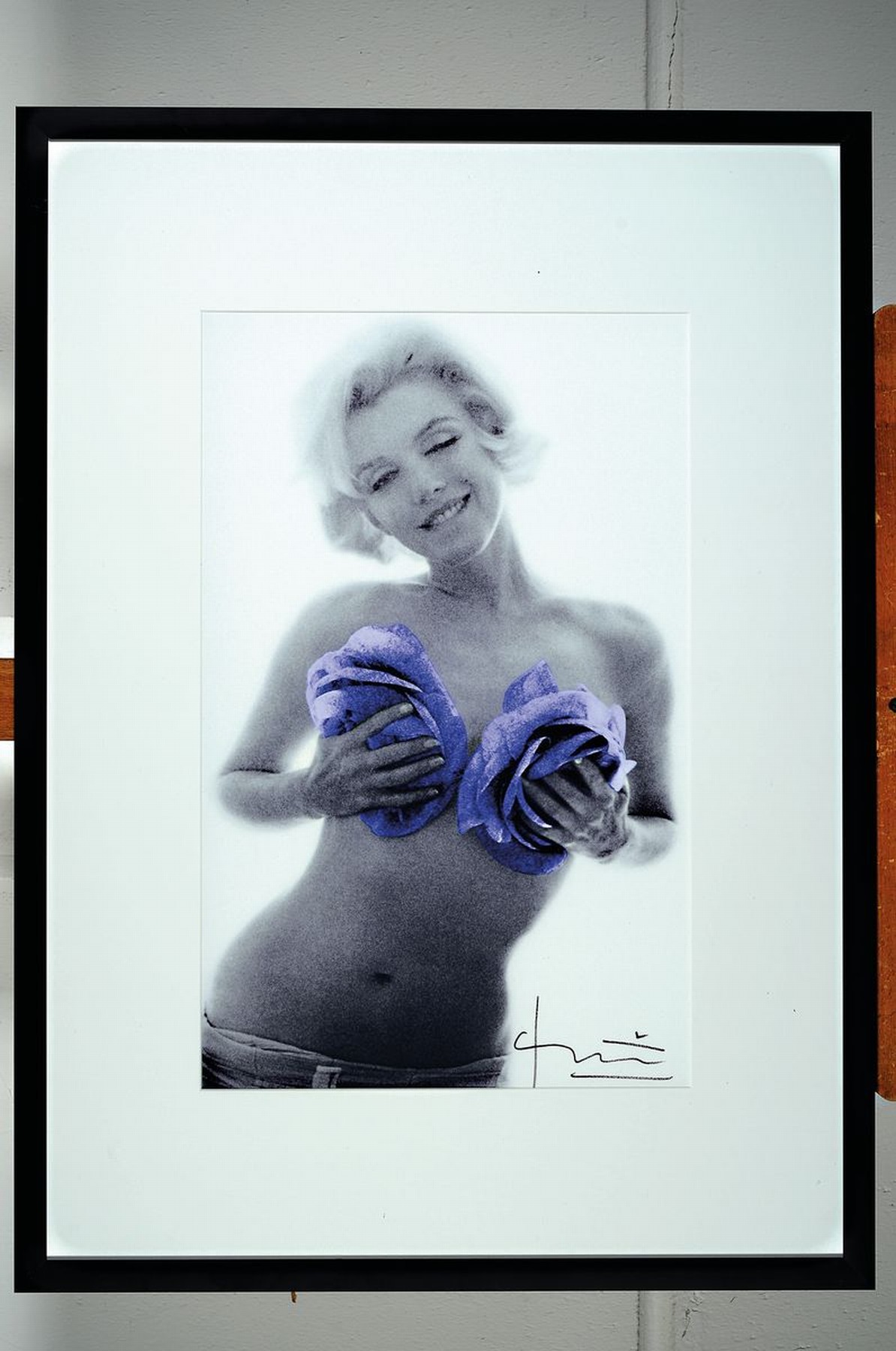 Detail k: Bert Stern, 1929 - 2013, Fotografie auf dickem matten Fotopapier, Titel: "Marylin purple wink roses", Drucktechnik: hochwertiger ...