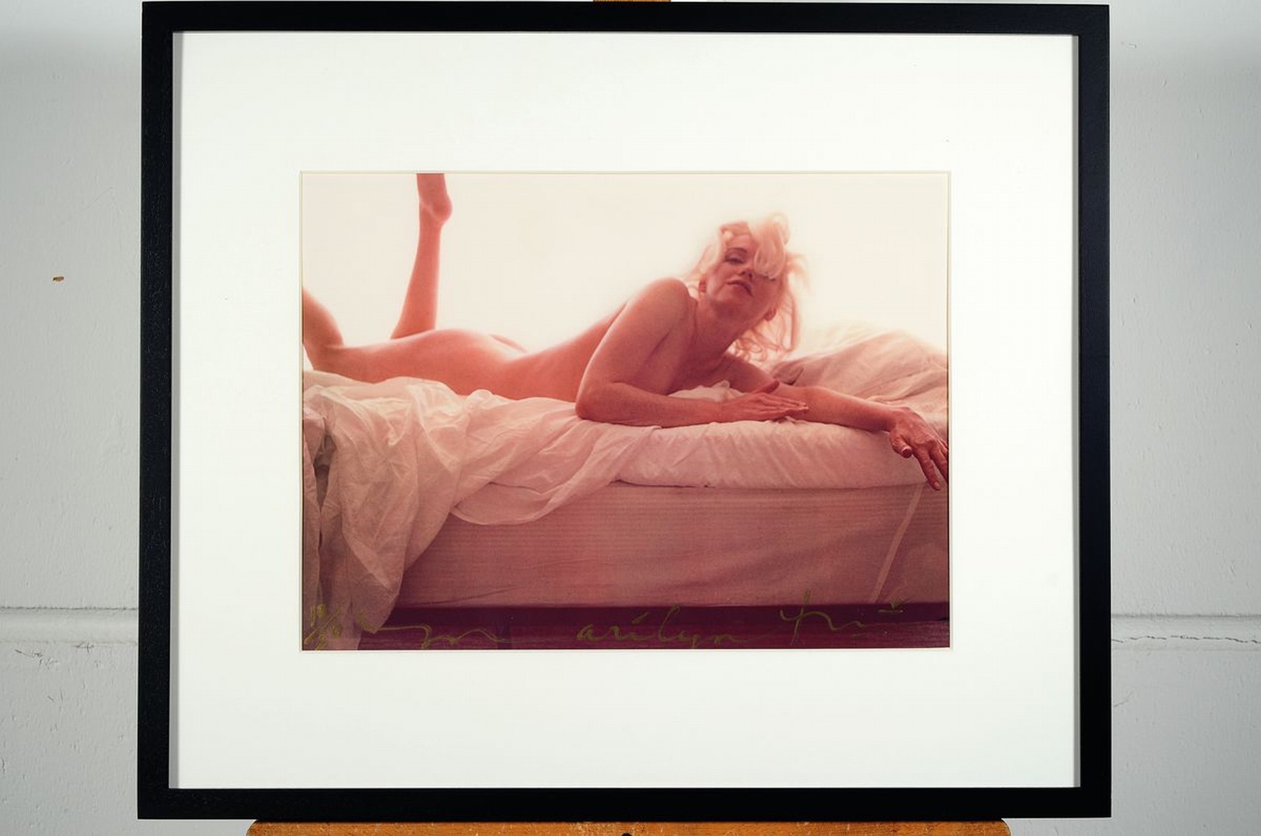 Detail k: Bert Stern, 1929 - 2013, Fotografie auf dickem matten Fotopapier, Titel: "Marylin nude on the bed", Drucktechnik: hochwertiger Iris-Print, ...