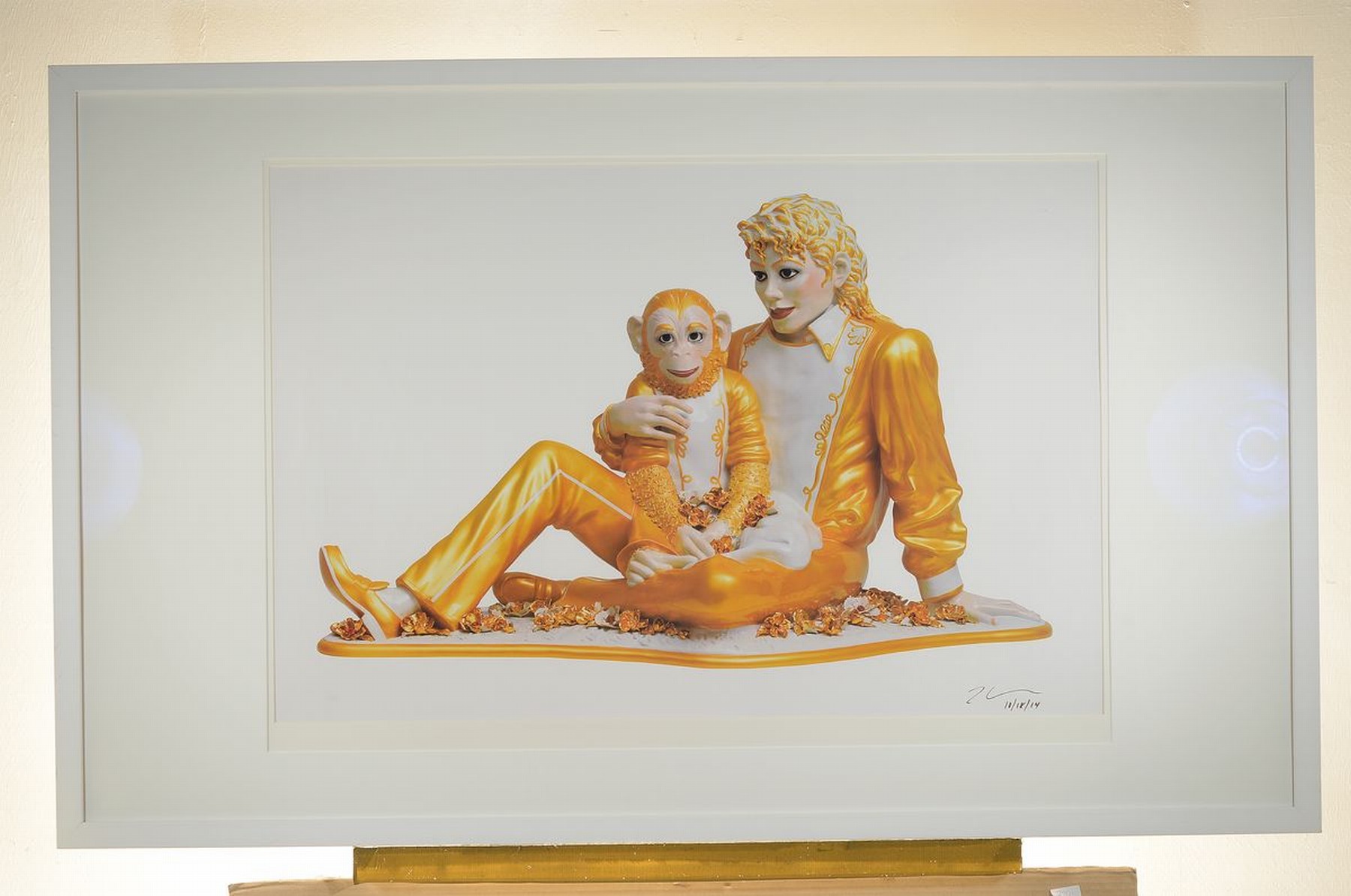 Detail k: Jeff Koon, geb. 1955, große Offset- Litho, "Michael Jackson and Bubbles", Fondation Beyeler, handsigniert und dat. 18.10.14 mit Goldstift, ...