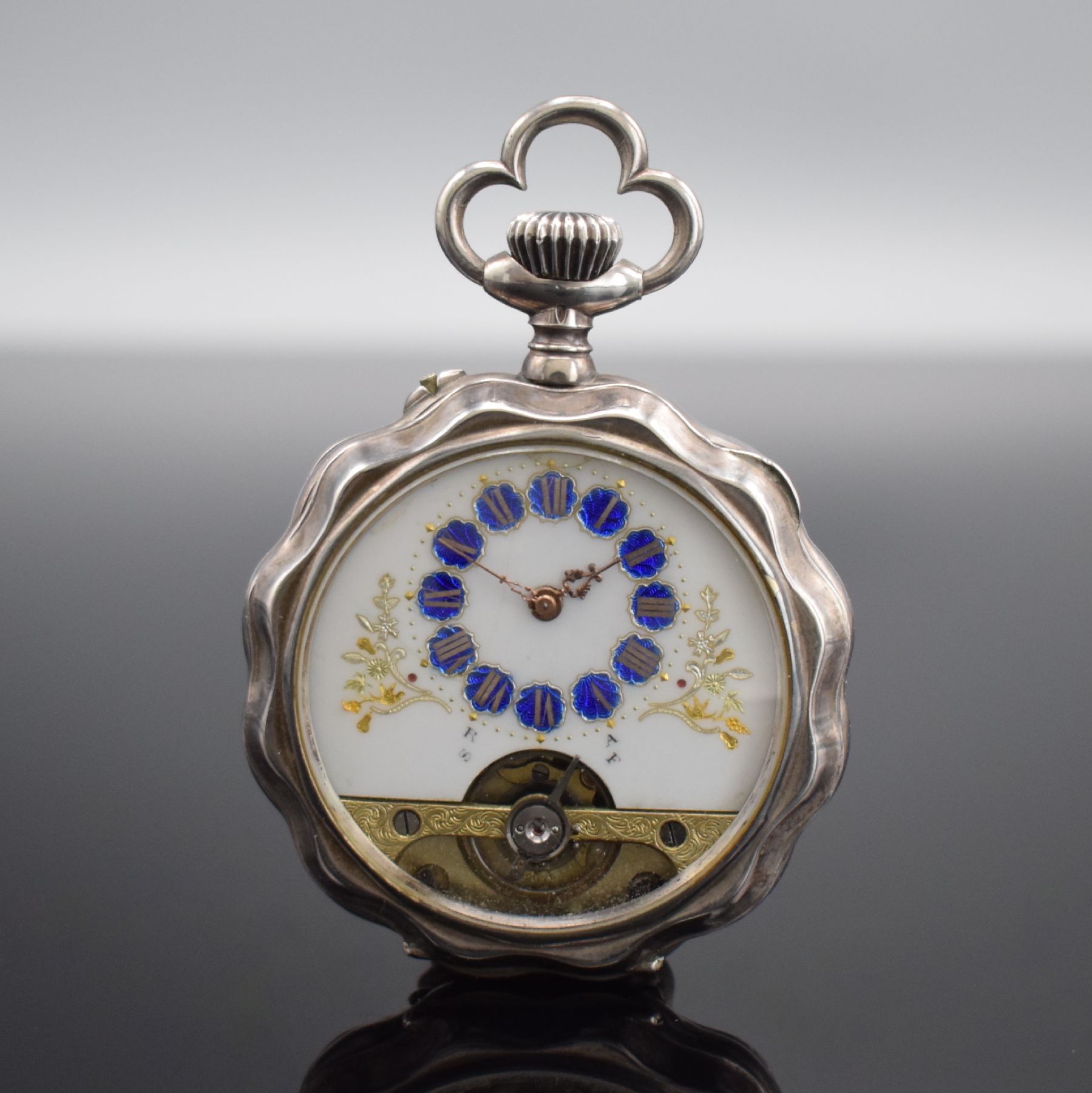 Ausgefallene offene Taschenuhr in Silber mit 8-Tagewerk, Schweiz um 1900, 3-teil. Geh., guill. Rückseite dell. & Glasrand am Scharnier, ...