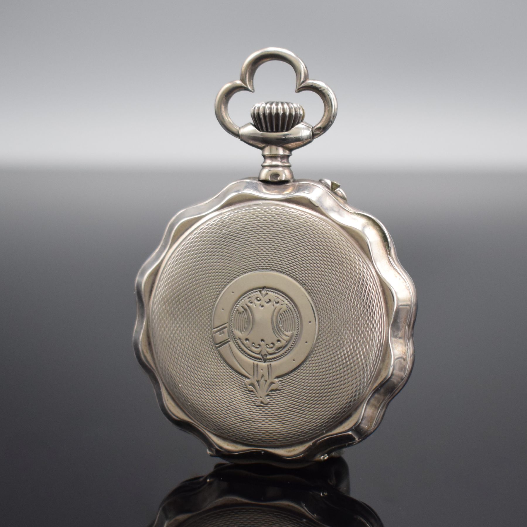 Detail a: Ausgefallene offene Taschenuhr in Silber mit 8-Tagewerk, Schweiz um 1900, 3-teil. Geh., guill. Rückseite dell. & Glasrand am Scharnier, ...