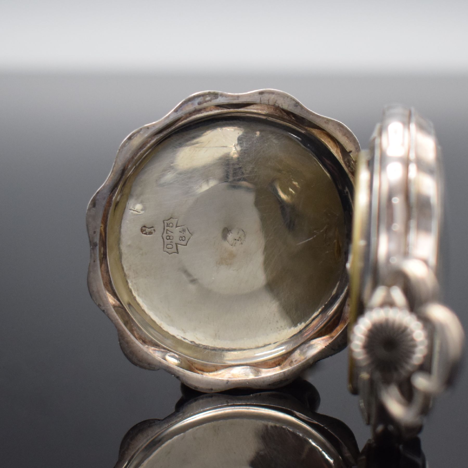 Detail b: Ausgefallene offene Taschenuhr in Silber mit 8-Tagewerk, Schweiz um 1900, 3-teil. Geh., guill. Rückseite dell. & Glasrand am Scharnier, ...