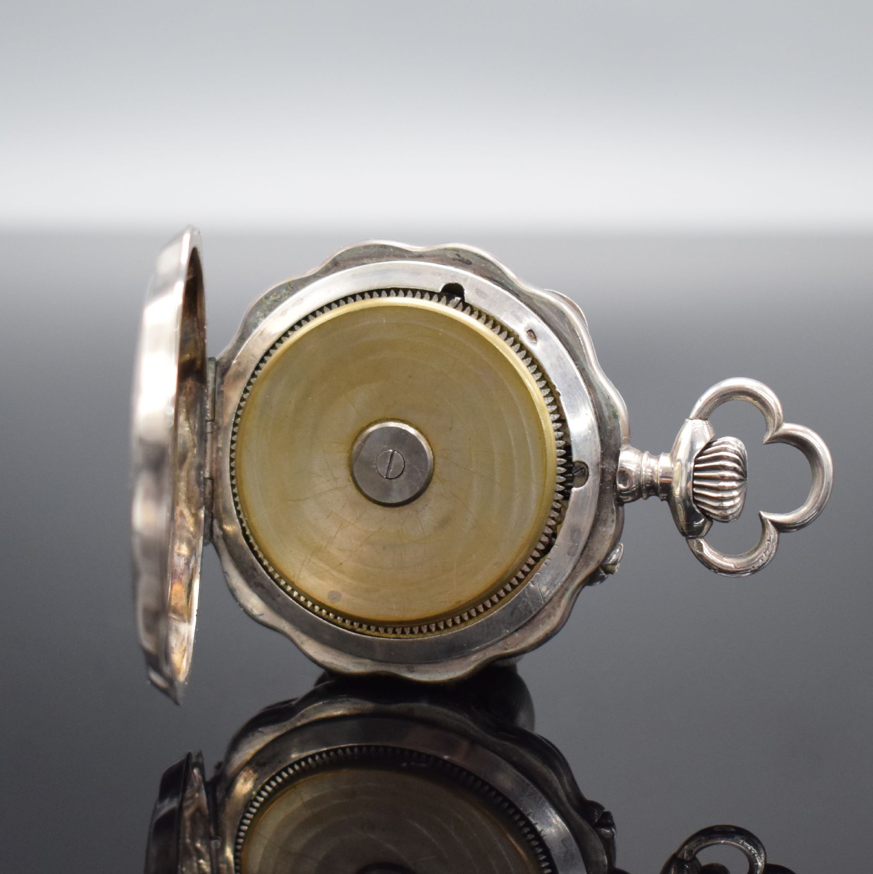 Detail c: Ausgefallene offene Taschenuhr in Silber mit 8-Tagewerk, Schweiz um 1900, 3-teil. Geh., guill. Rückseite dell. & Glasrand am Scharnier, ...