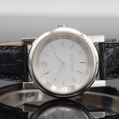26404002a - BULGARI Anfiteatro ladies wristwatch in platinum, Switzerland, quartz, reference AT 35 PL, snap on case back, original leather strap with steel-deployant clasp, white dial with silvered hour-indices, silvered hands, inner bezel ring with Bulgari-engraving, diameter approx. 35 mm, original Bulgari box & blank papers, condition 2
