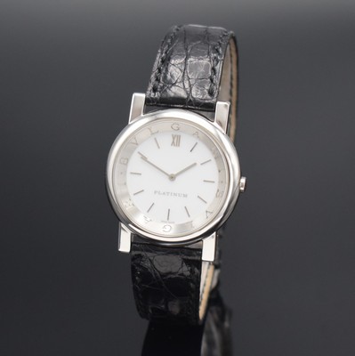 26404002b - BULGARI Anfiteatro ladies wristwatch in platinum, Switzerland, quartz, reference AT 35 PL, snap on case back, original leather strap with steel-deployant clasp, white dial with silvered hour-indices, silvered hands, inner bezel ring with Bulgari-engraving, diameter approx. 35 mm, original Bulgari box & blank papers, condition 2