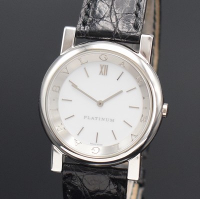 26404002c - BULGARI Anfiteatro ladies wristwatch in platinum, Switzerland, quartz, reference AT 35 PL, snap on case back, original leather strap with steel-deployant clasp, white dial with silvered hour-indices, silvered hands, inner bezel ring with Bulgari-engraving, diameter approx. 35 mm, original Bulgari box & blank papers, condition 2