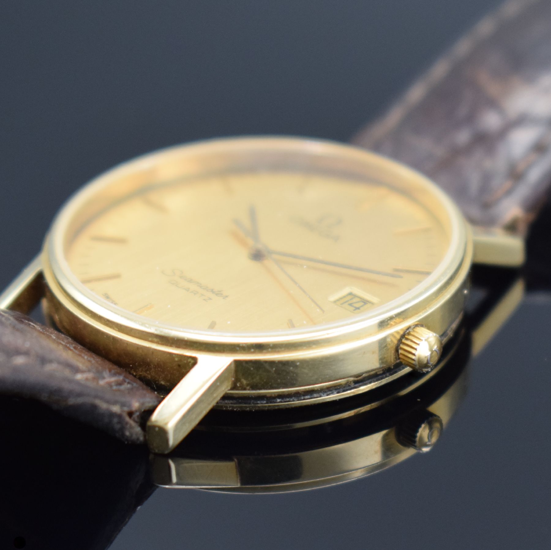 Detail b: OMEGA Seamaster Armbanduhr in GG 585/000, Schweiz um 1982, quarz, Ref. 196-7002, Boden aufgedr., goldfarb. Zifferbl. m. aufges. gold. Std.-Ind., ...