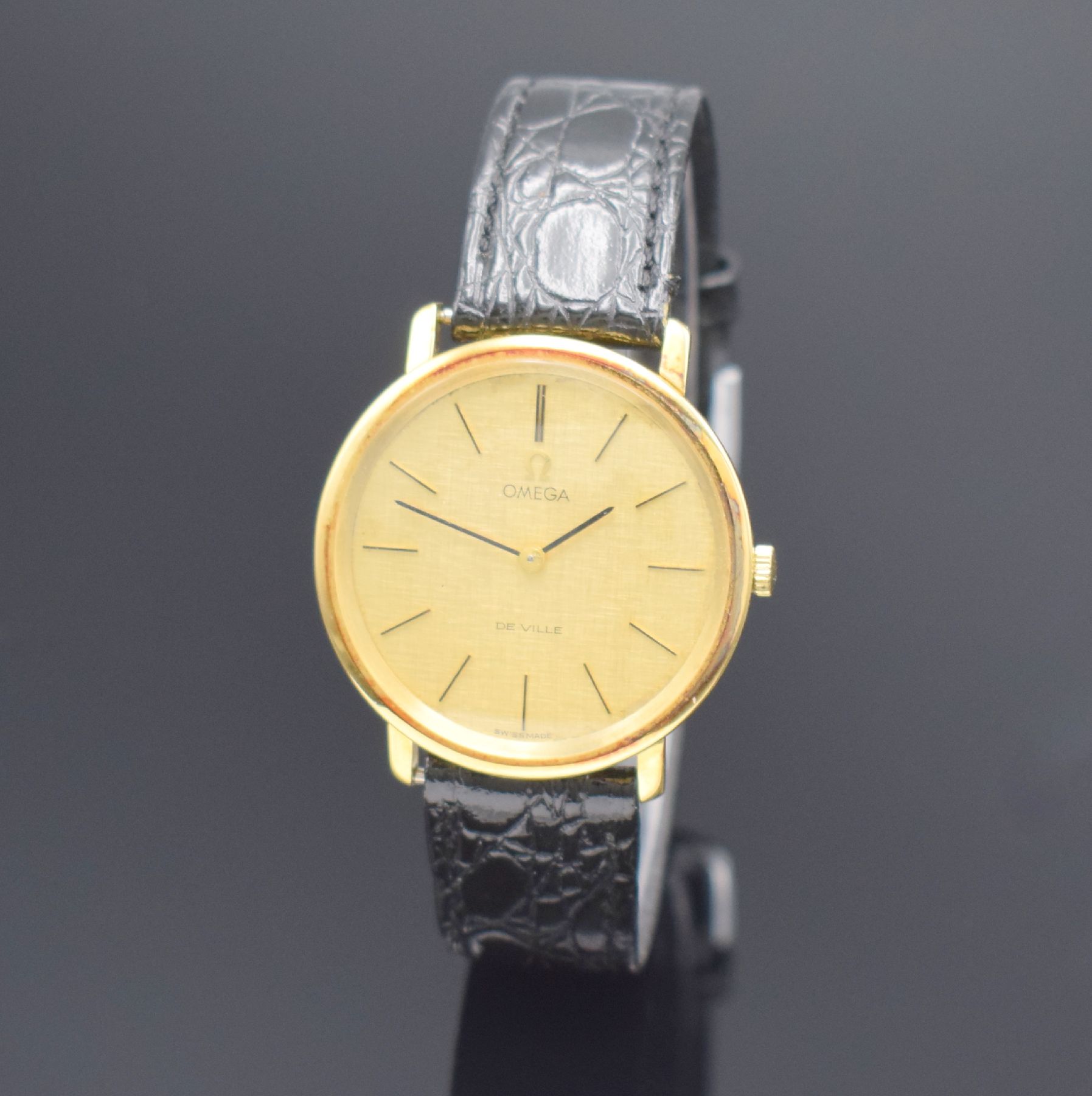 OMEGA De Ville Herrenarmbanduhr in GG 750/000, Schweiz um 1969, Handaufzug, Ref. 111 067, 2-teil. Geh. angel., Glasrand aufgedr., gold. Zifferbl. m. ...