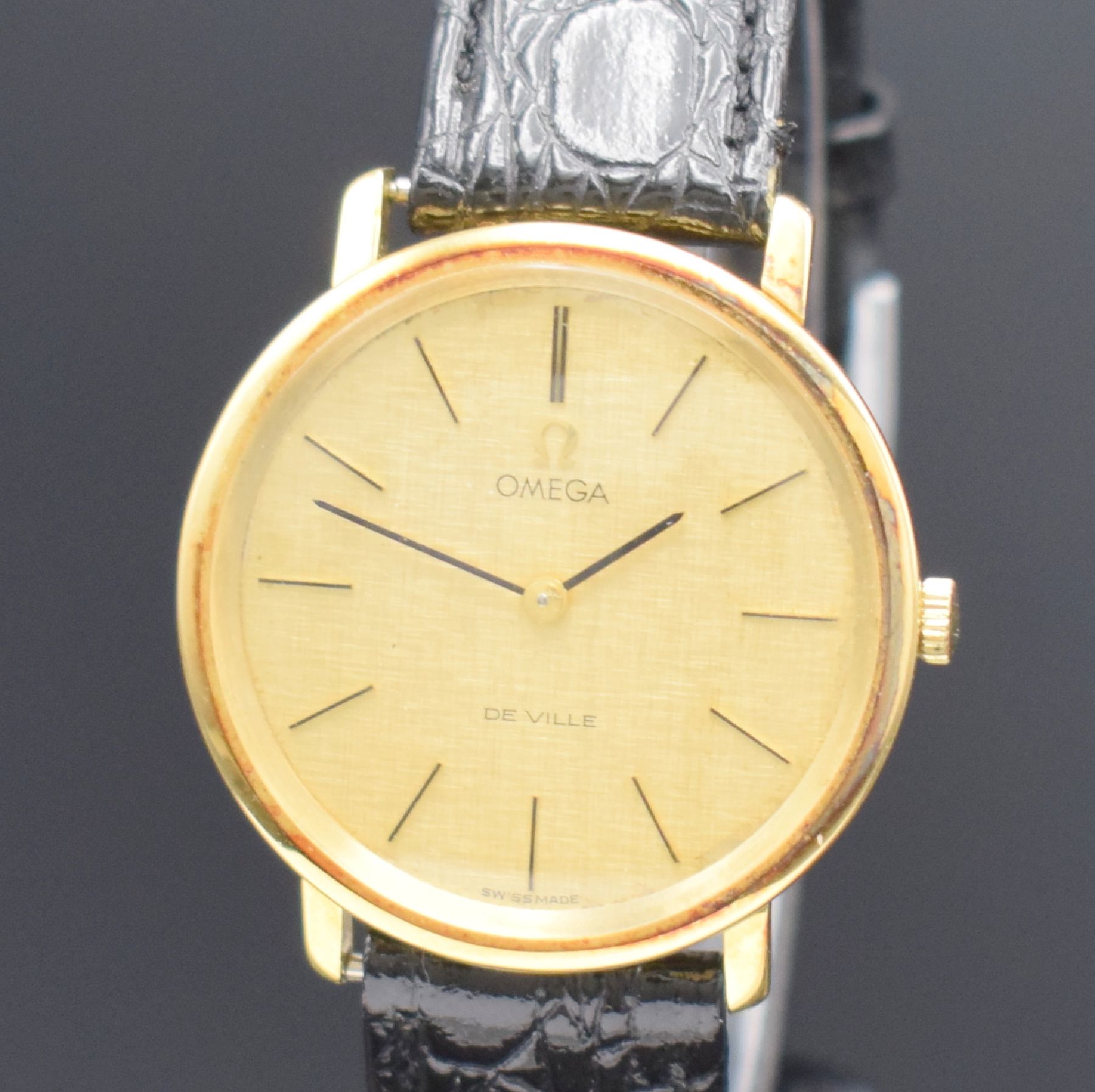 Detail a: OMEGA De Ville Herrenarmbanduhr in GG 750/000, Schweiz um 1969, Handaufzug, Ref. 111 067, 2-teil. Geh. angel., Glasrand aufgedr., gold. Zifferbl. m. ...