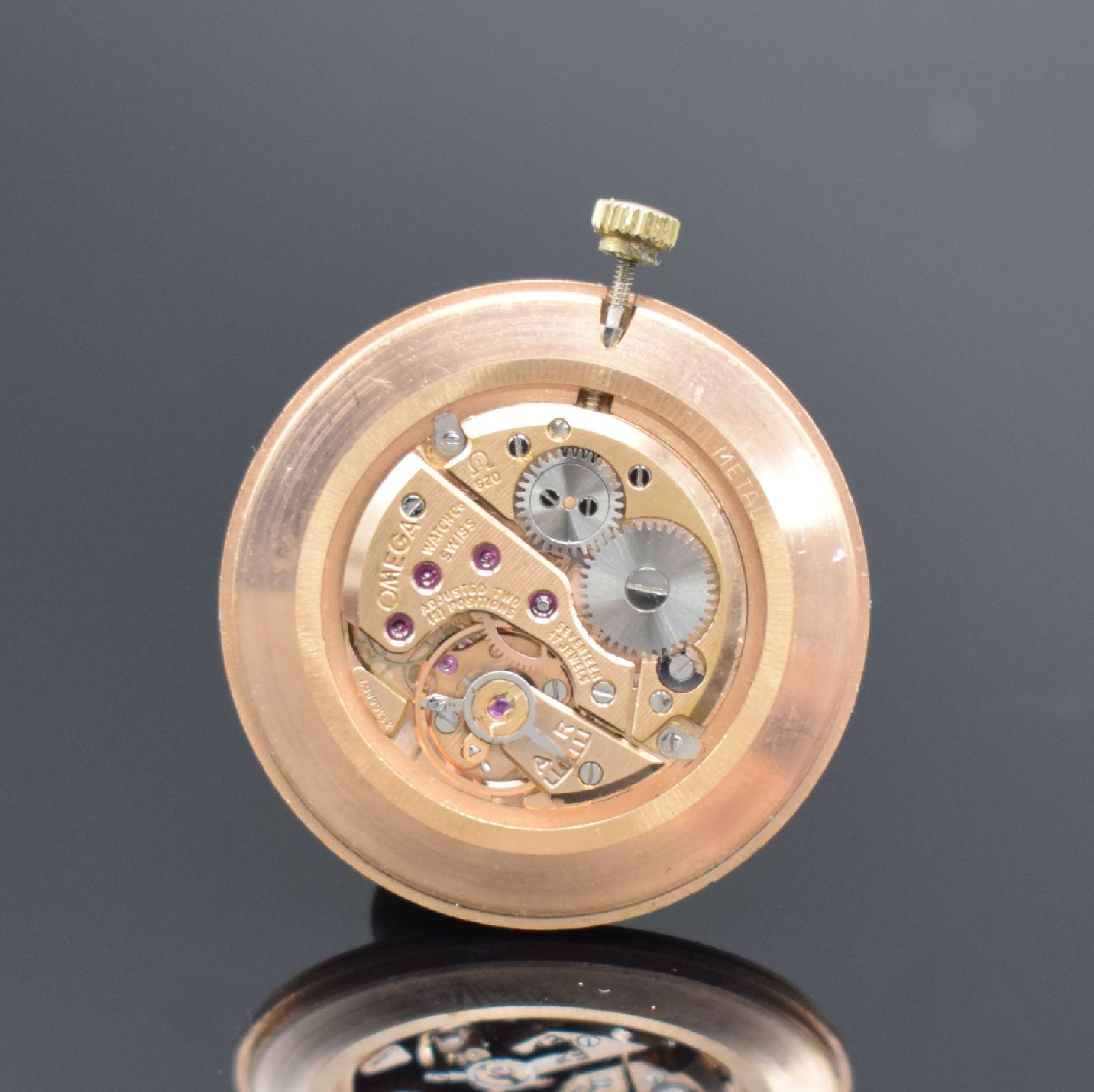 Detail d: OMEGA De Ville Herrenarmbanduhr in GG 750/000, Schweiz um 1969, Handaufzug, Ref. 111 067, 2-teil. Geh. angel., Glasrand aufgedr., gold. Zifferbl. m. ...